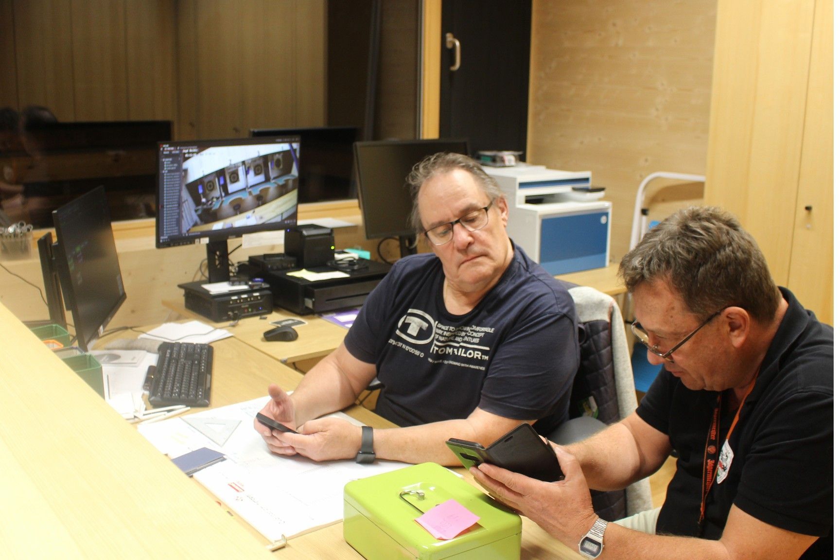 Das „organisatorische Herz“ des Schützenhauses: hier haben die Funktionäre via Monitore das Geschehen in der Anlage, die im Schützenwesen neue Maßstäbe setzt, jederzeit im Blick und können verfolgen, wer wo was trainiert.