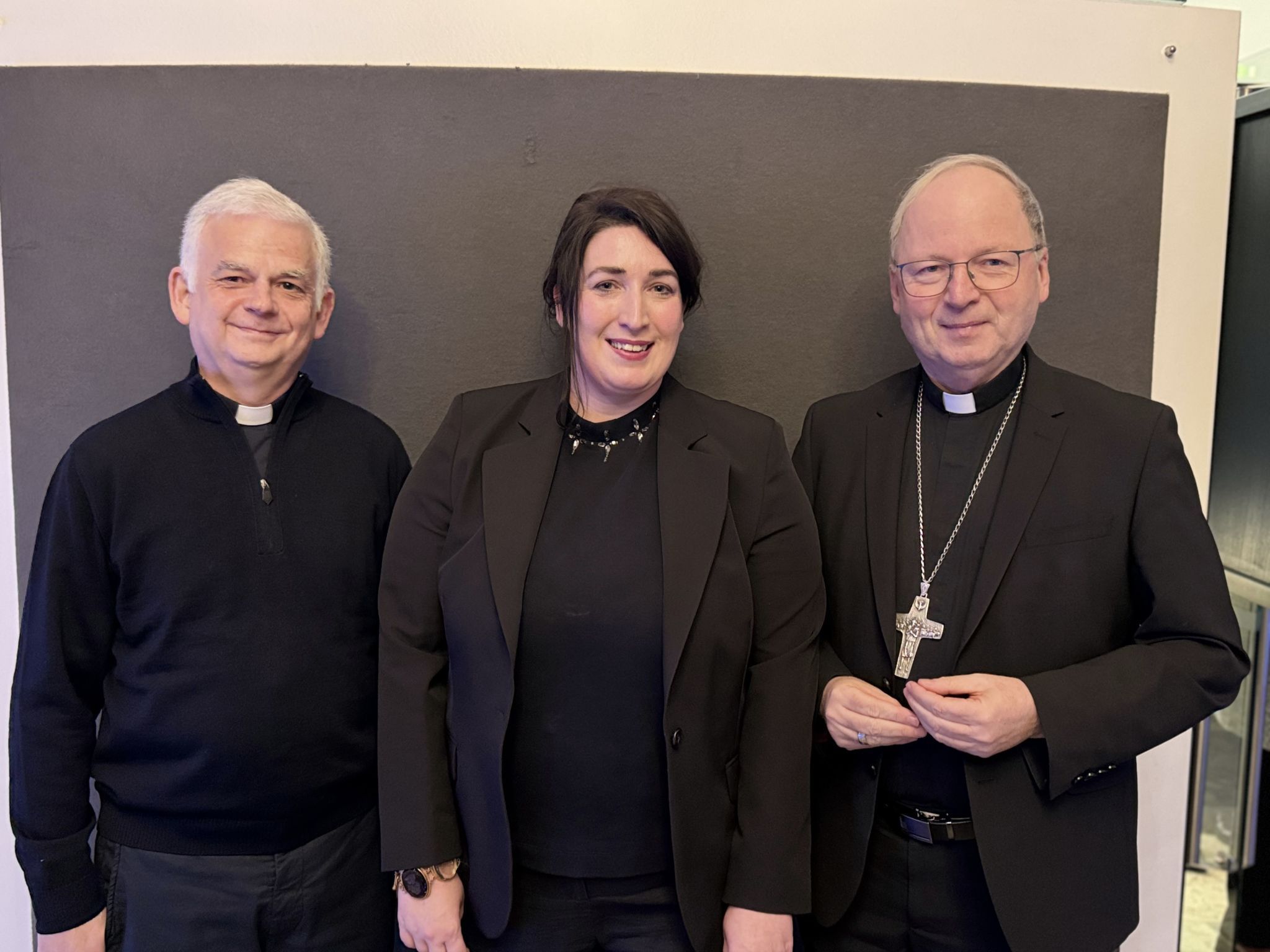 Bischof Benno Elbs (re.) mit Msgr. Walter Juen und Elisabeth Heidinger vom Carl Lampert Forum.