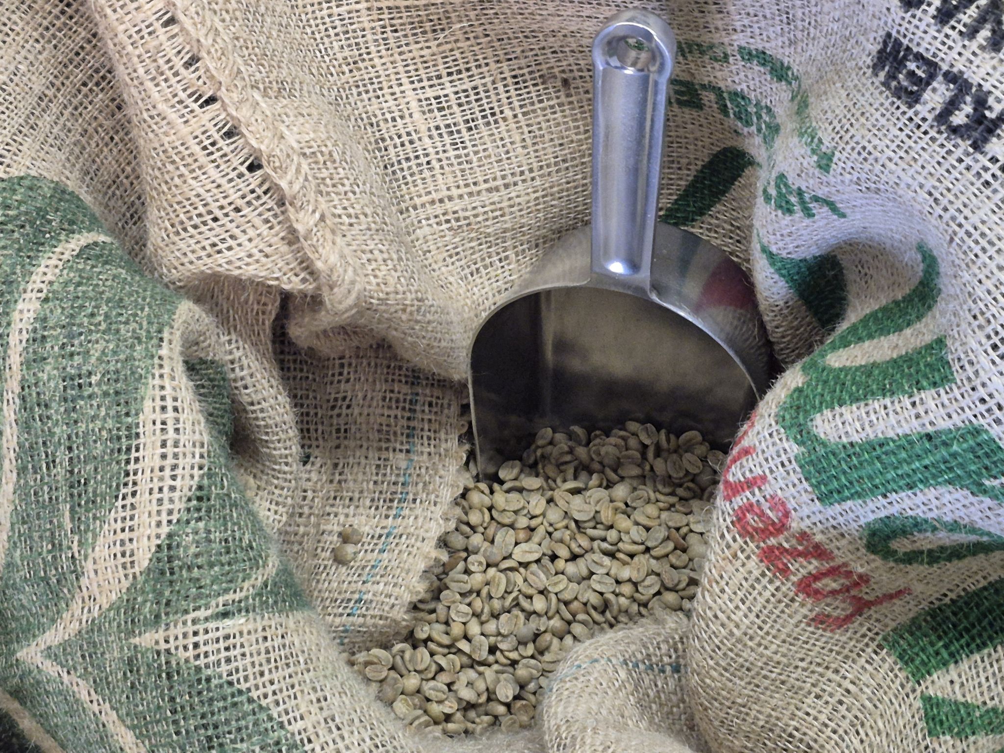 Der Rohkaffee wird vorzugsweise von Kleinbauern und  kleinen Kooperativen bezogen.