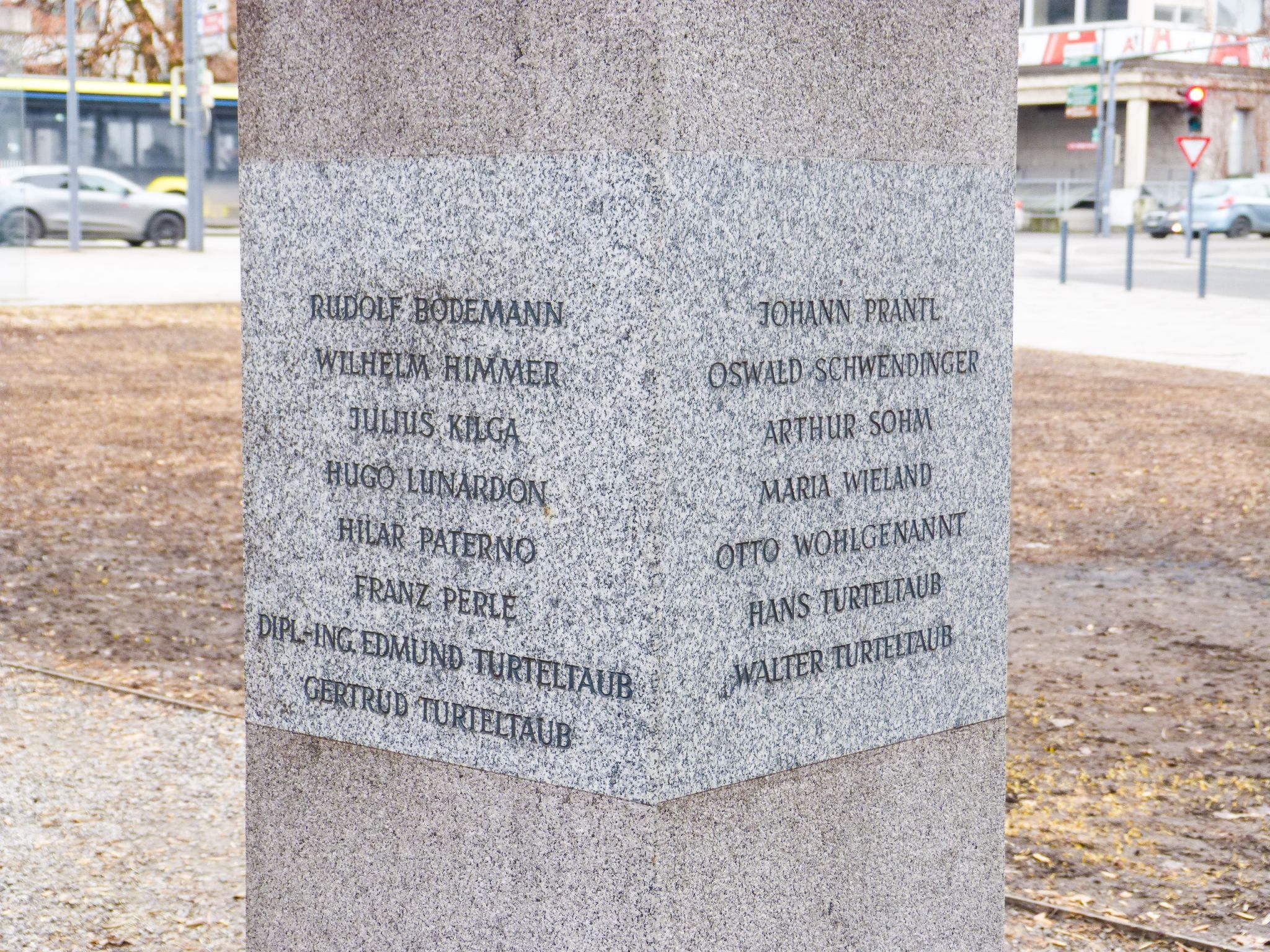 Auf dem Gedenkstein die 15 eingravierten Namen von Dornbirnern Opfern des Nationalsozialismus