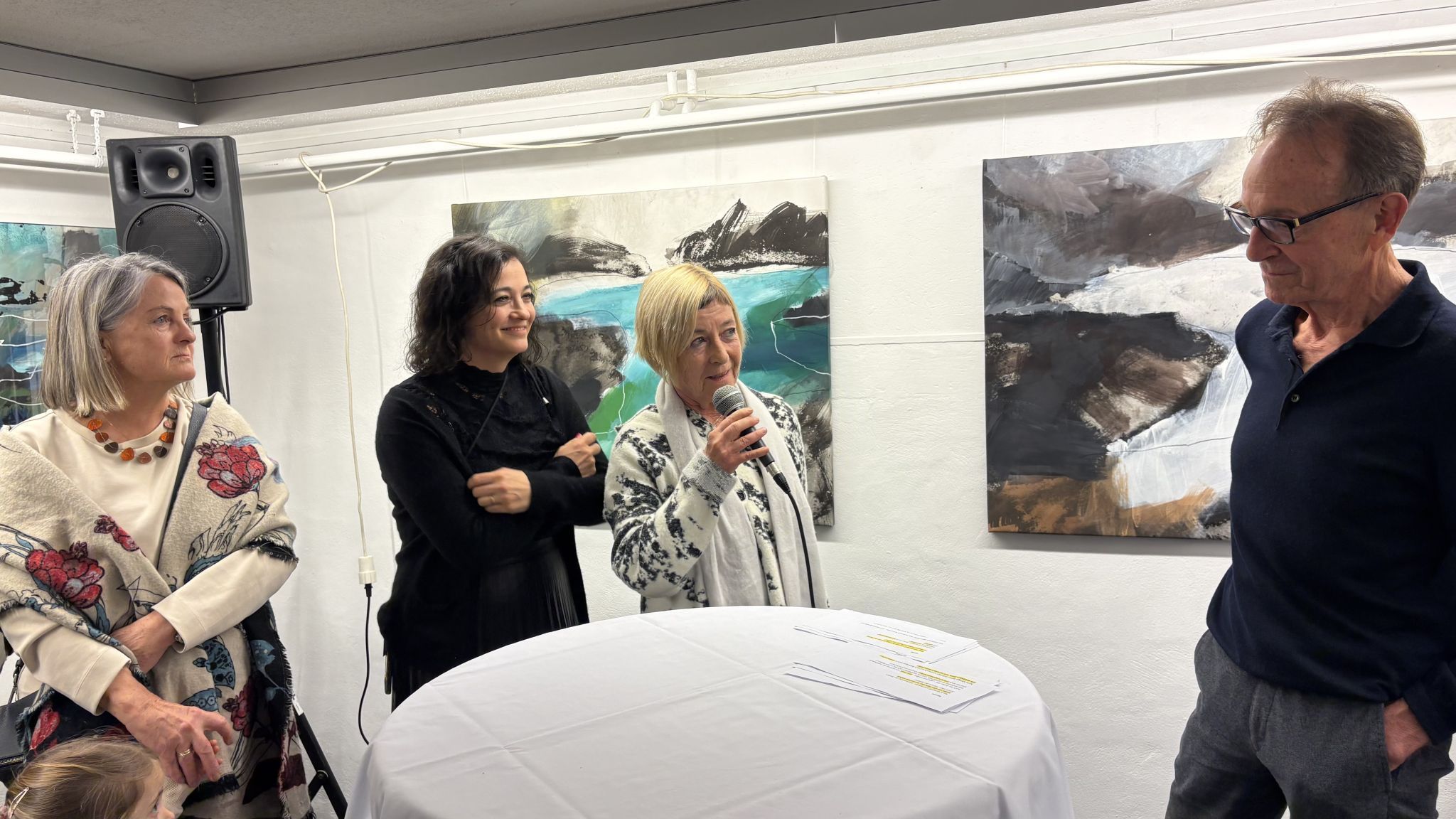 Die drei Künstlerinnen Gerda Tschofen, Rebecca Marent und Renate Wittwer sprachen mit Kunstkurator Bruno Winkler über ihre neu eröffnete Ausstellung.