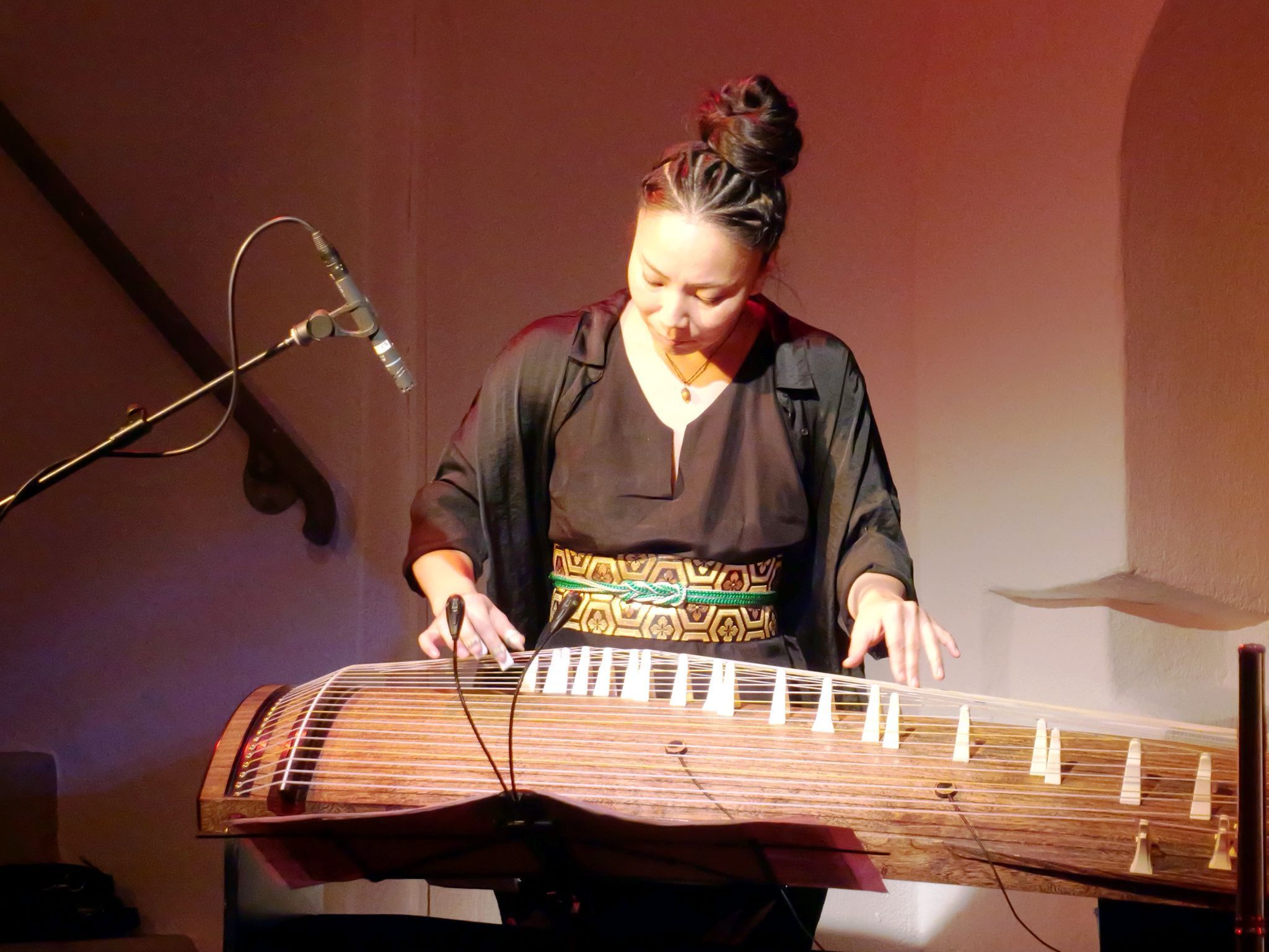 Besonderer Klangkörper: Karin Nakagava entlockte dem japanischen Koto beeindruckende Nuancen.
