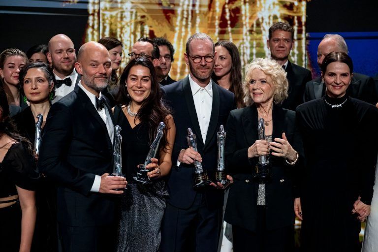 ABD0018_20260118 – BERLIN – DEUTSCHLAND: 17.01.2026, Berlin: Die Preistrger stehen bei der Verleihung des 38. Europischen Filmpreises auf der Bhne. Der Europische Filmpreis wird seit 1988 von der Europischen Filmakademie (EFA) verliehen. Foto: Fabian Sommer/dpa +++ dpa-Bildfunk +++. – FOTO: APA/dpa/Fabian Sommer