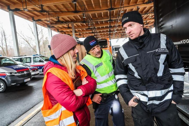 Lockere Radmuttern, gerissene Bremsscheibe: Kontrollteam stoppt mehrere Lkws auf der A14