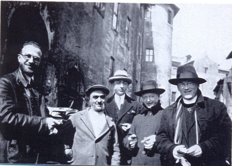 Carl Lampert - JJJJ - Mit Besuchern in einer römischen Gasse.jpg