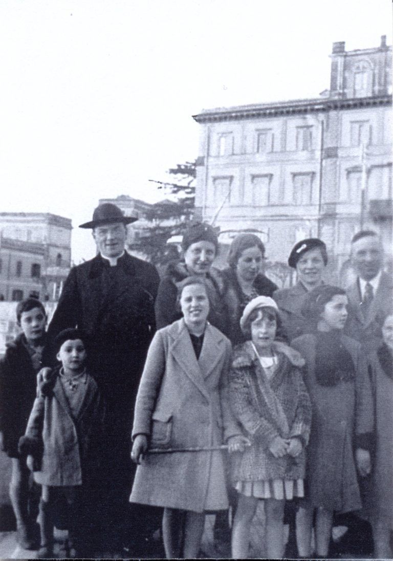 Carl Lampert - JJJJ - Mit Rompilgergruppe in Frascatti.jpg