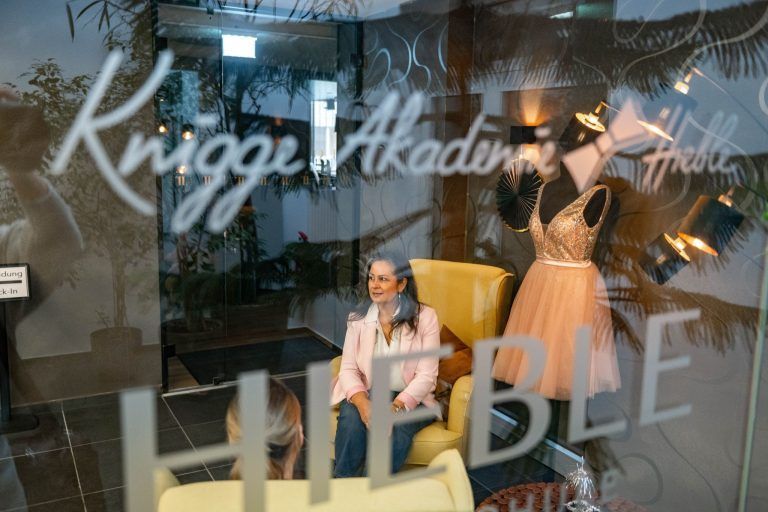 "Respekt und Wertschätzung sind ein Stück weit verloren gegangen" – warum Knigge heute wichtiger ist denn je