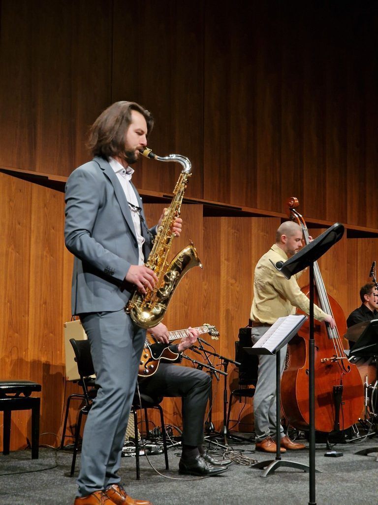 Der Lehrkörper spielt auf