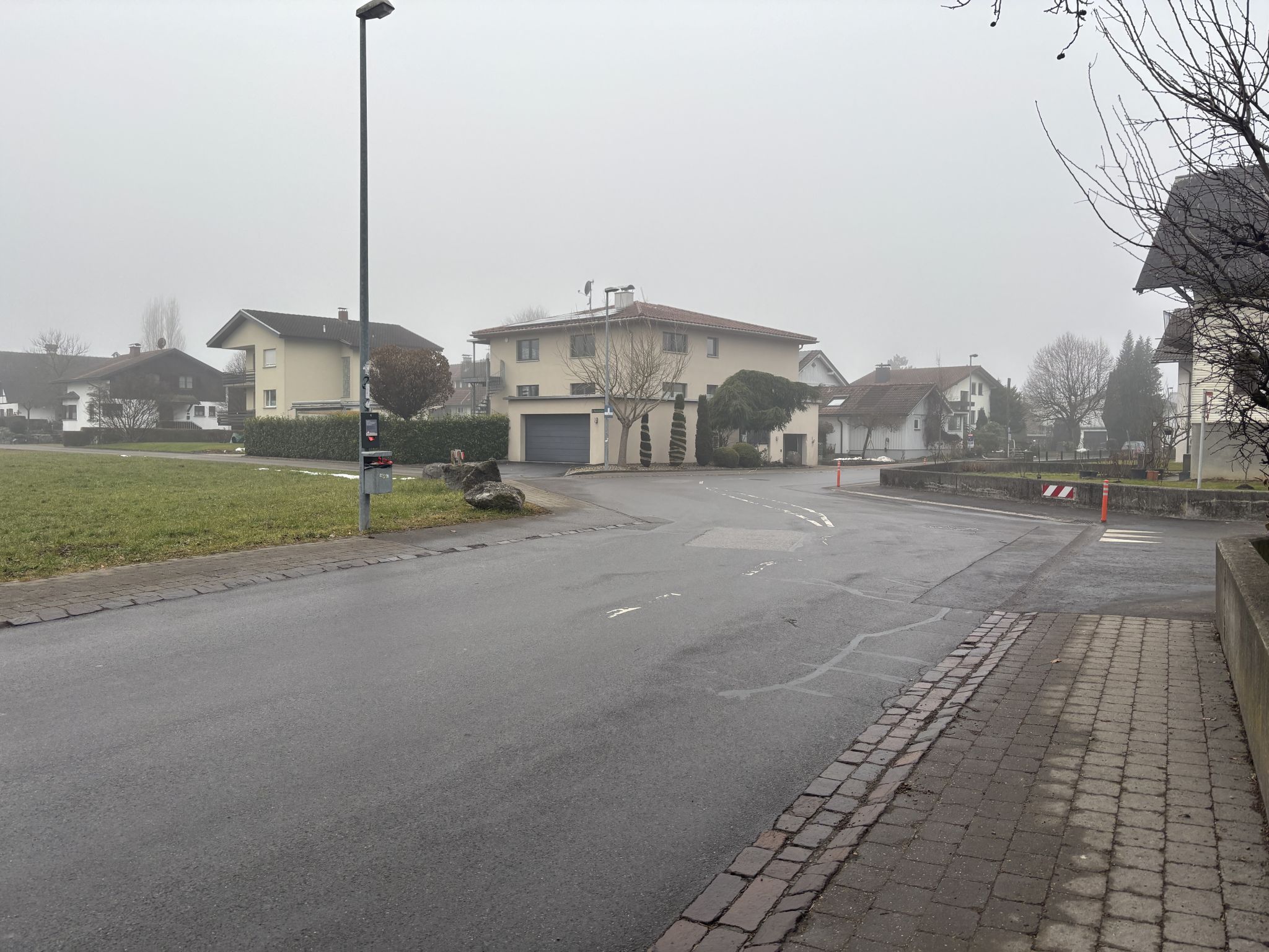 Auto krachte in Johannes Königs Garten – nun fordert er strengere Kontrollen: "Tempo 30 ist er definitiv nicht gefahren"