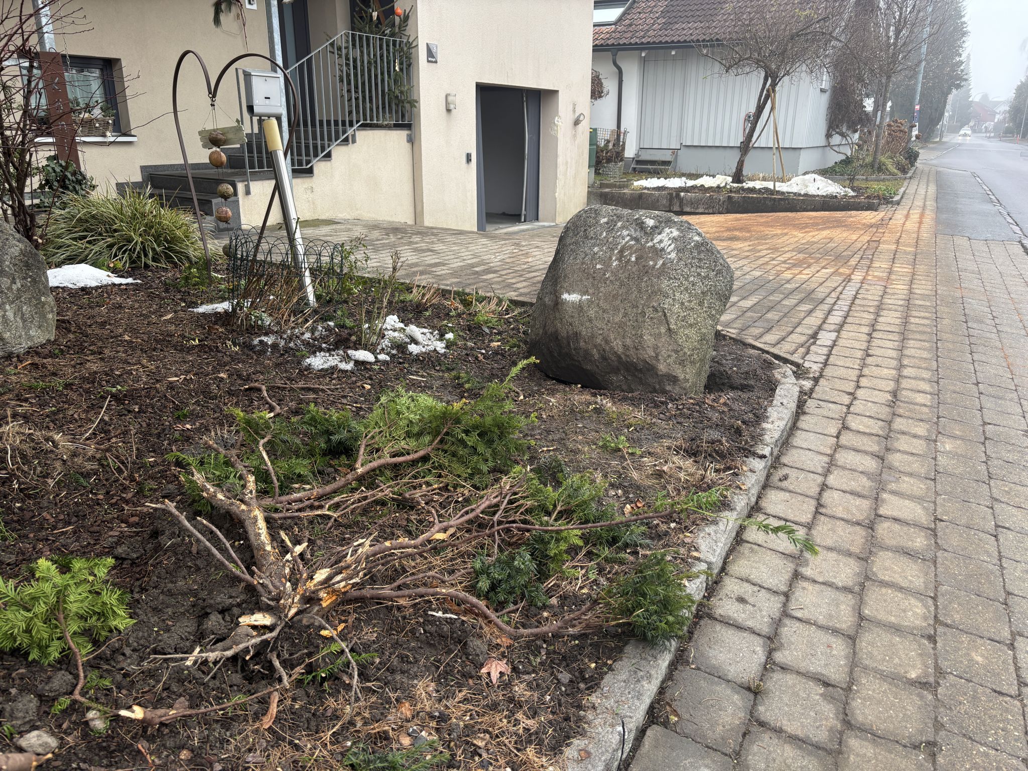 Auto krachte in Johannes Königs Garten – nun fordert er strengere Kontrollen: "Tempo 30 ist er definitiv nicht gefahren"