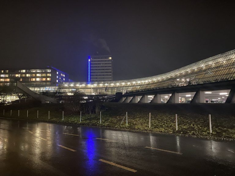 “Ich habe den Mann mit seiner Pistole an seiner Schläfe vor der Information am Haupteingang gesehen”