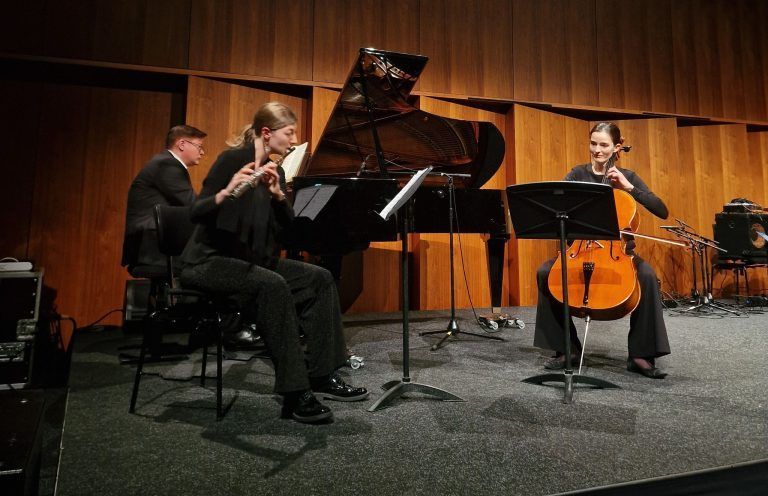 Der Lehrkörper spielt auf