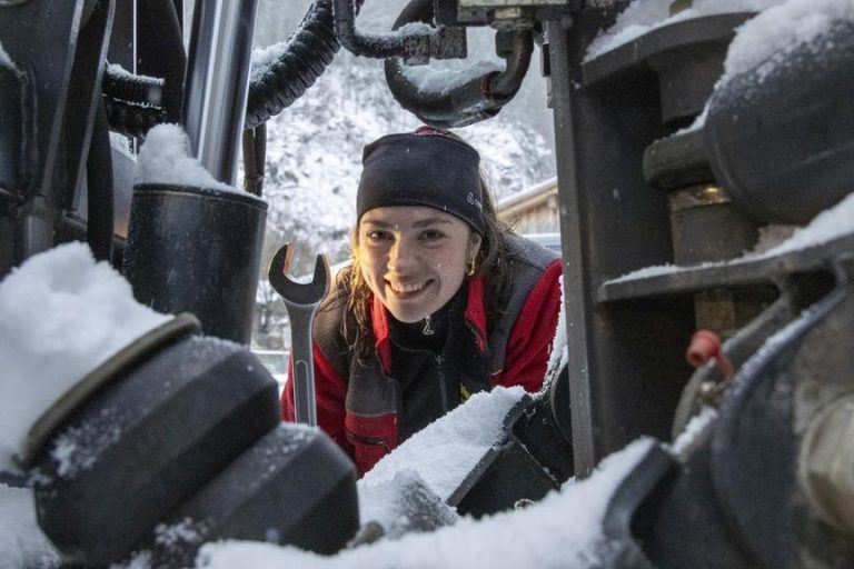 24 Jahre jung und 1,60m groß – Sonja Stüttler ist ein seltener Anblick im Schneepflug