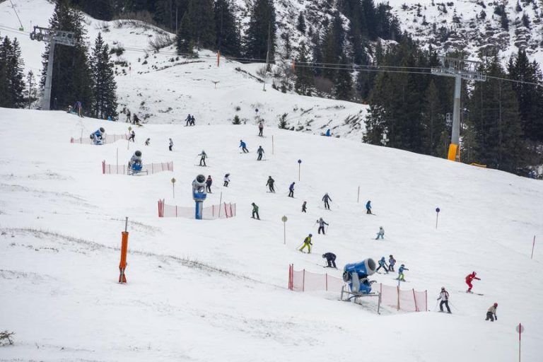 Sehnsüchtiges Warten auf "weißes Gold" vom Himmel