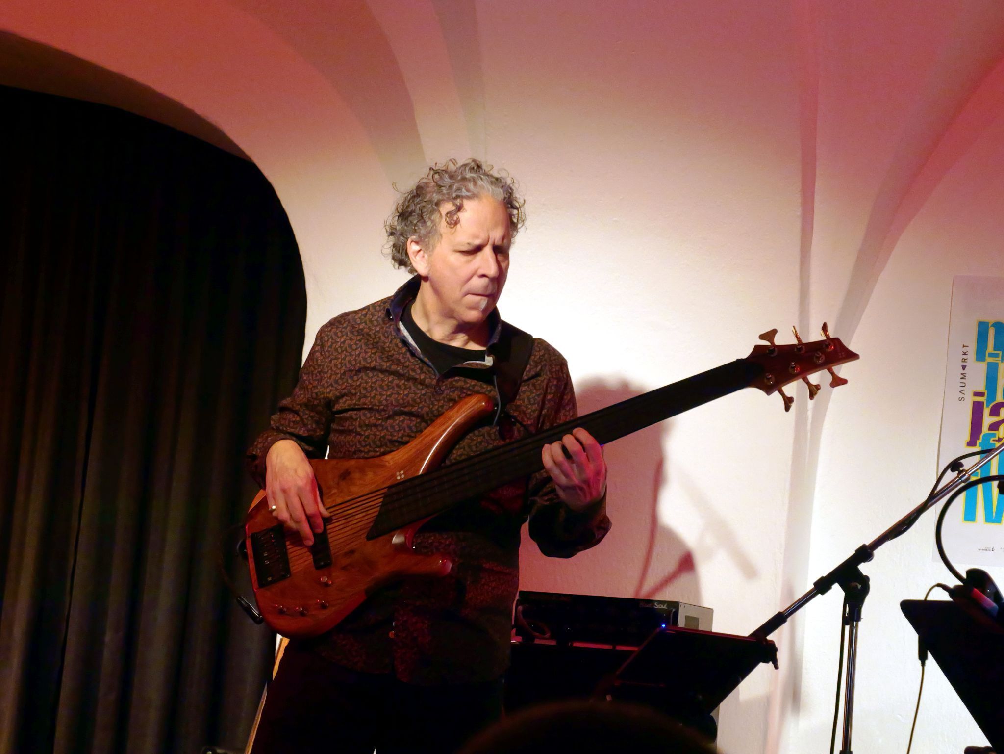 Souverän am E-Bass: André Buser verband Struktur und Freiheit im Spiel.