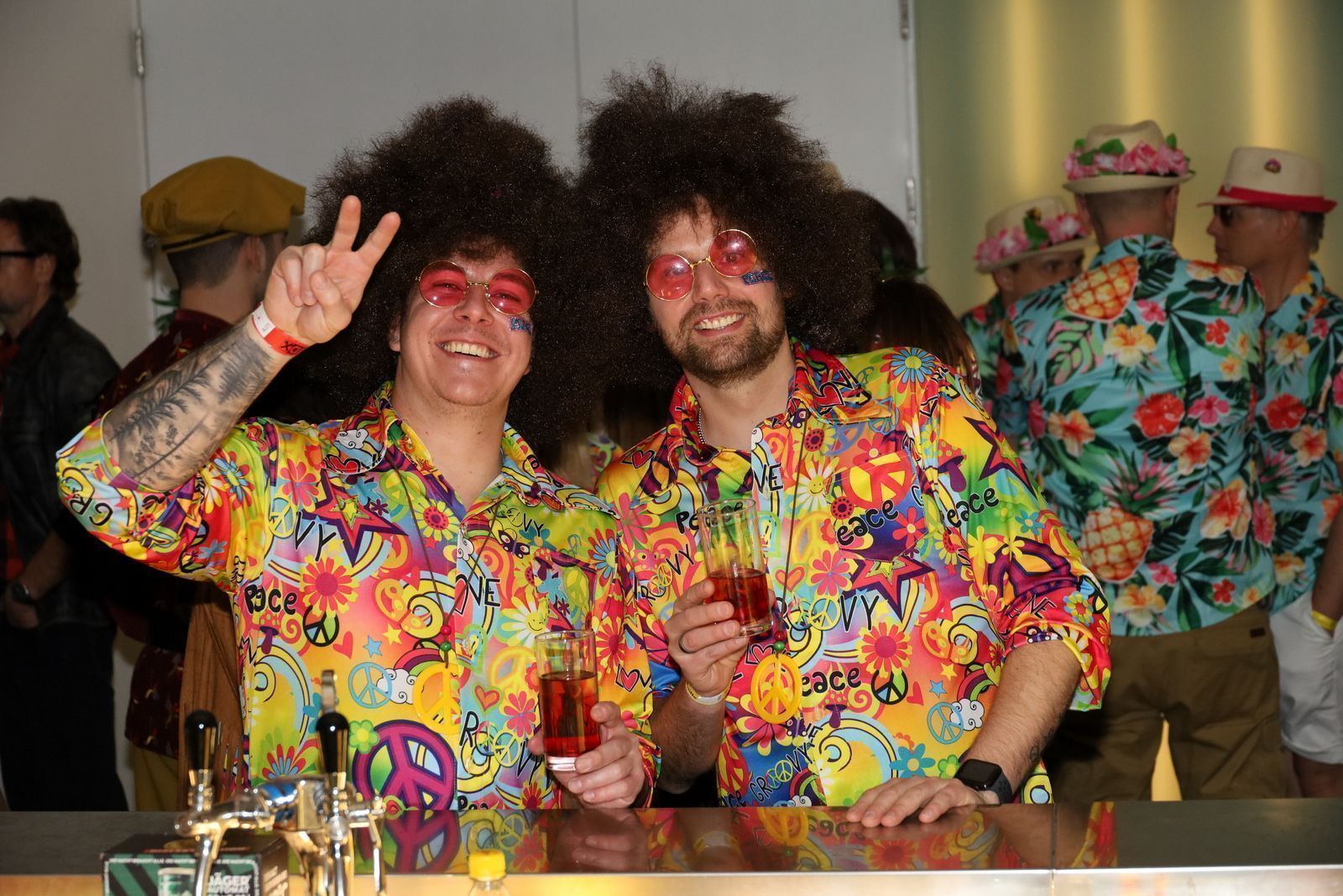 Gutgelaunt an der Fuassballerbar