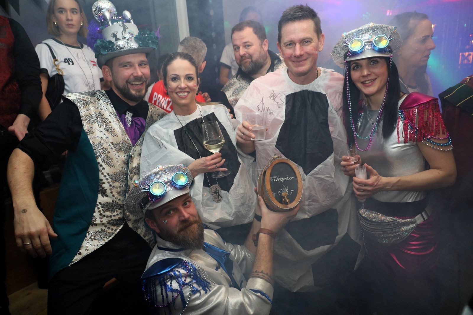 Prinz Jürgen von der Fluh (li), Prinzessin Tanja und Prinz Oliver aus Hörbranz (mi), Sabrina (re) und Marc (vorne) von den Bergerly-hills-06912 