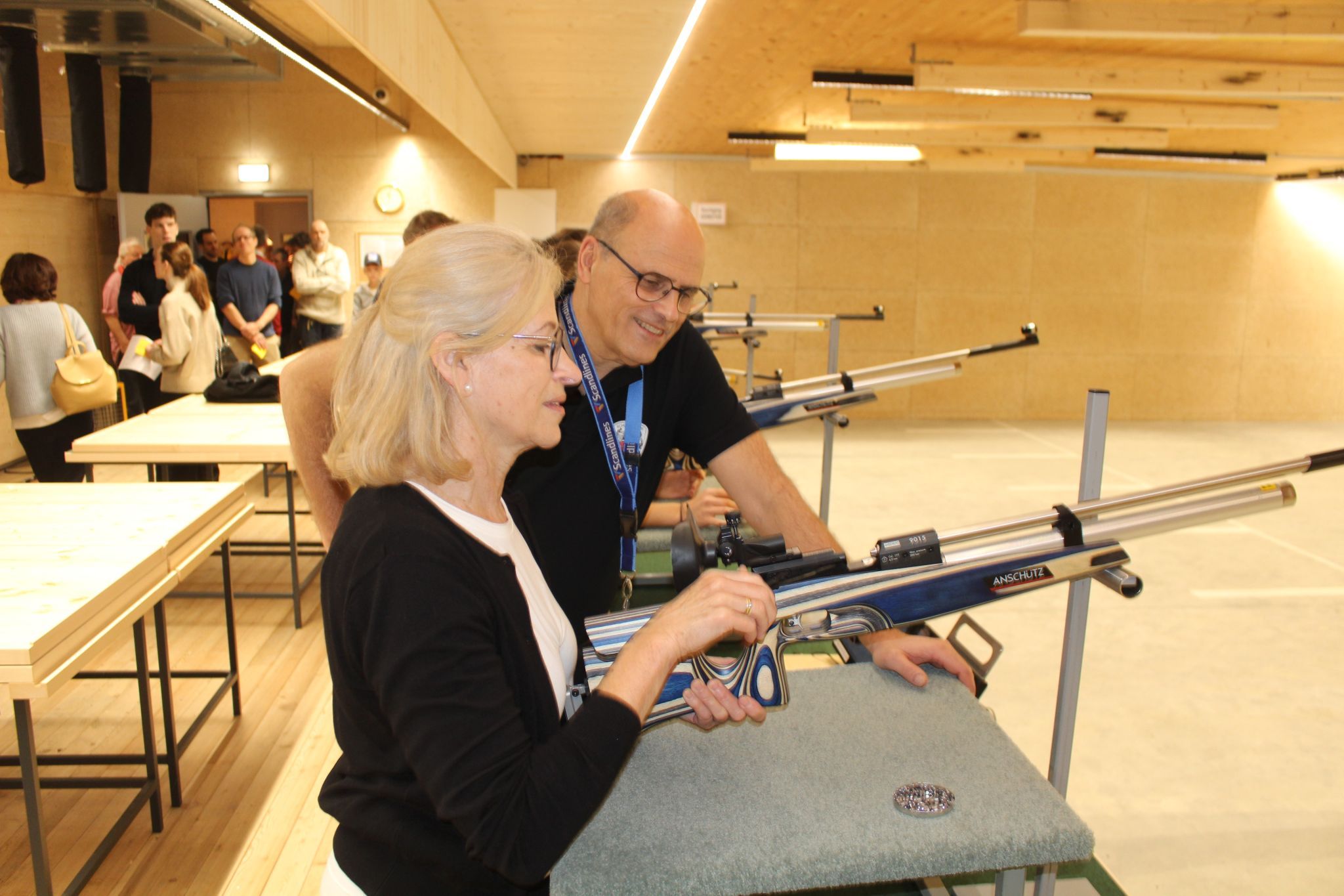 Bei dieser Betreuung kann ja nichts mehr danebengehen: Vorstandsmitglied Günter Hagen war schon als Jungschütze Weltklasse und vielfacher Staatsmeister.