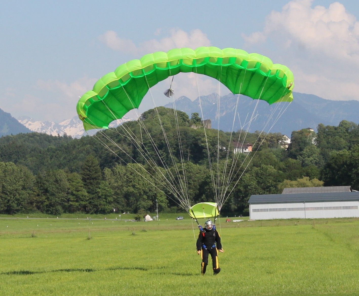 Als begeisterter Fallschirmspringer hat Georg Fessler nicht nur rund 600 Sprünge absolviert, sein Hobby brachte dem gelernten Kaufmann auch für mehr als 30 Jahre den Job als Flugbetriebsleiter in Hohenems ein.