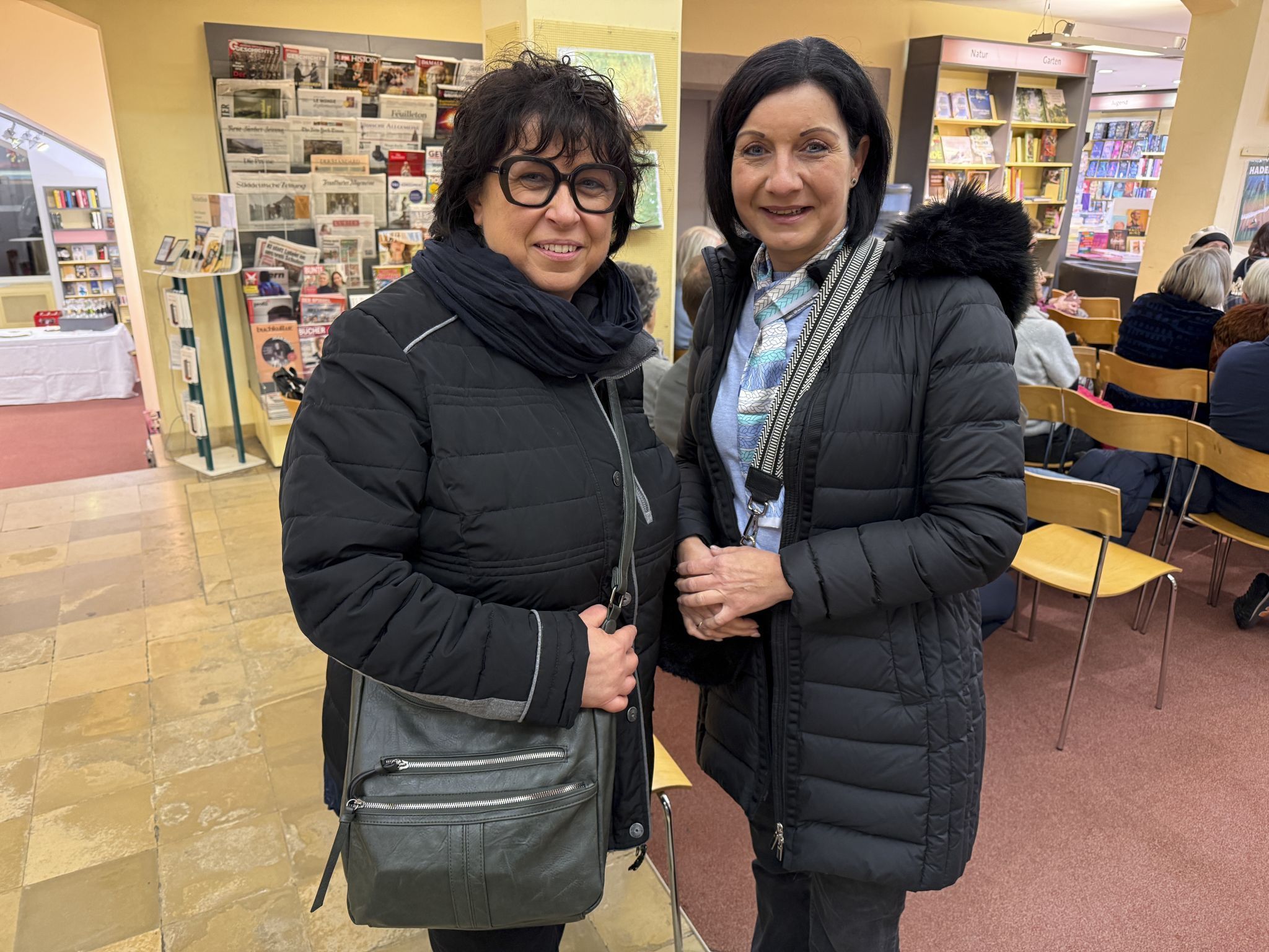 Krimi Autorin Sabine Fend-Micheluzzi mit Bettina Oberdorfer