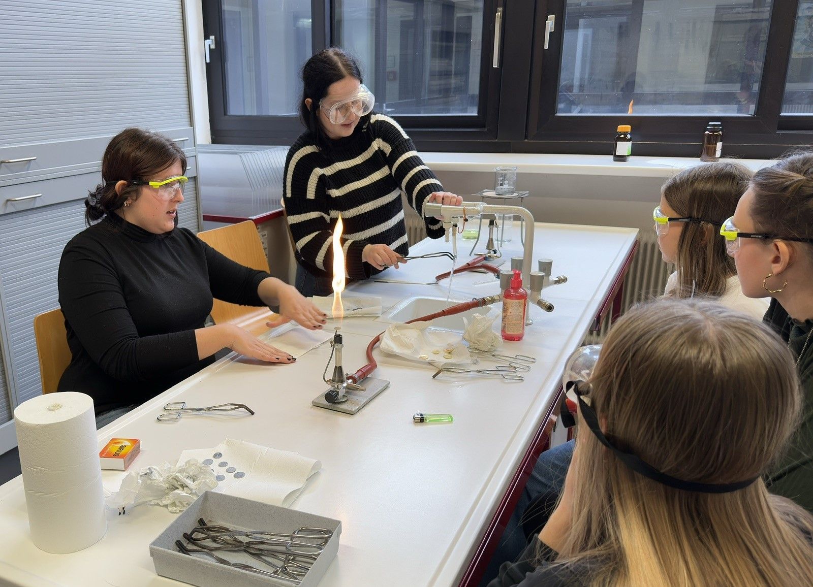 Chemie zum Anfassen und Ausprobieren beim Tag der offenen Tür.