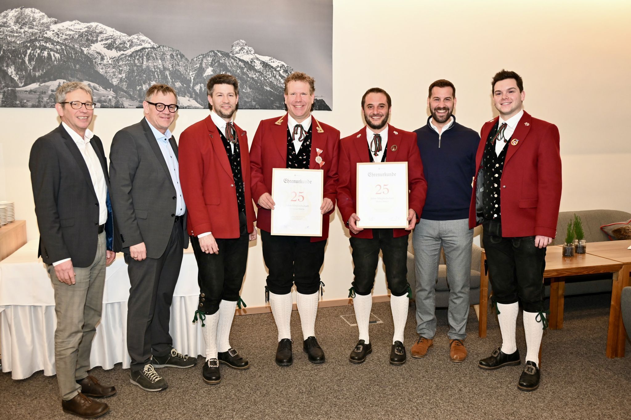 Christian Mathis und Martin Müller (Bildmitte) wurde für 25 Jahre Mitgliedschaft VBV geehrt.