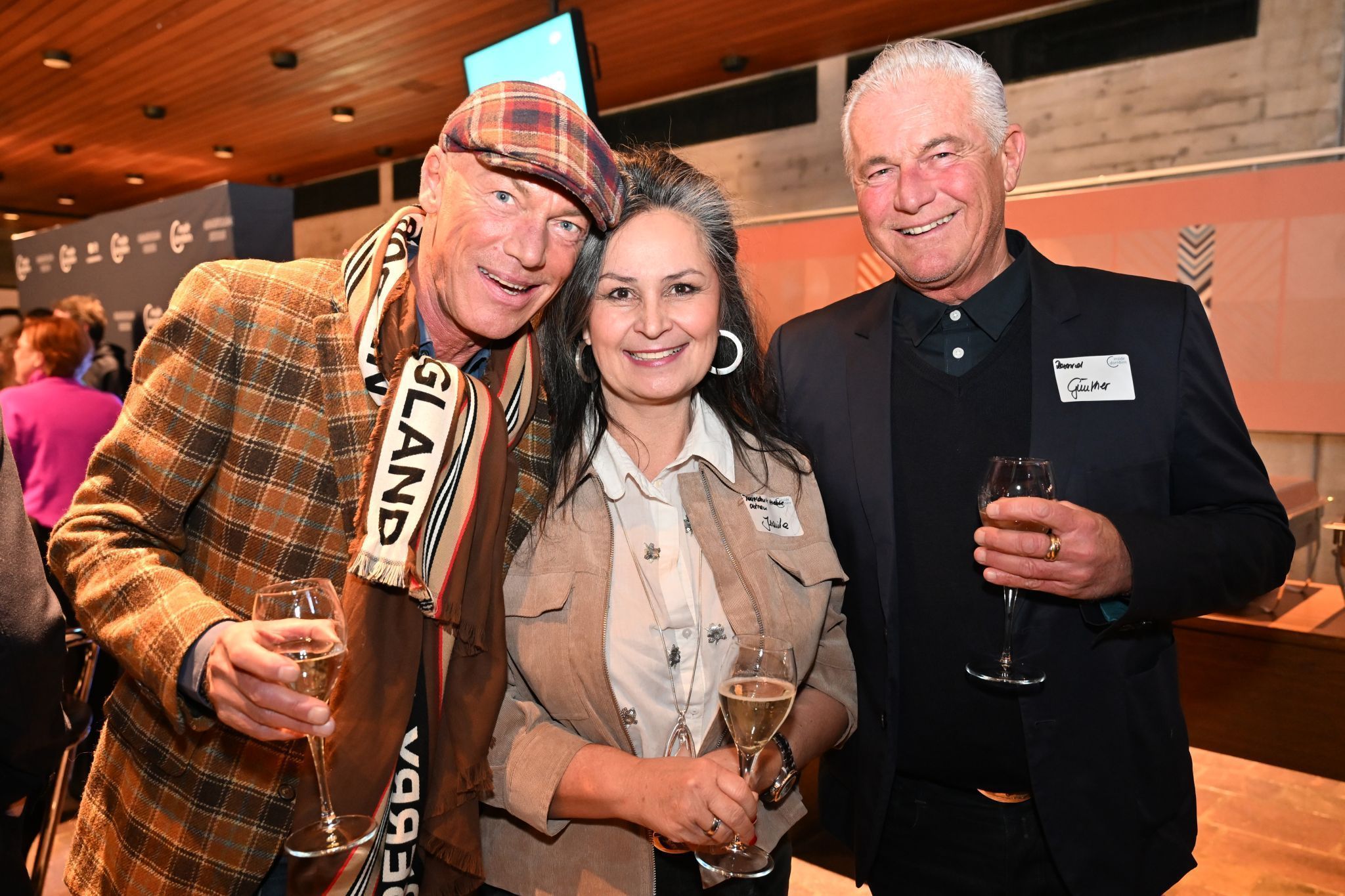 Inside-Obfrau Juanita Hieble-Tomio unterhielt sich bestens mit Markus Nußbaumer und Günther Jochum (Rosenrot).