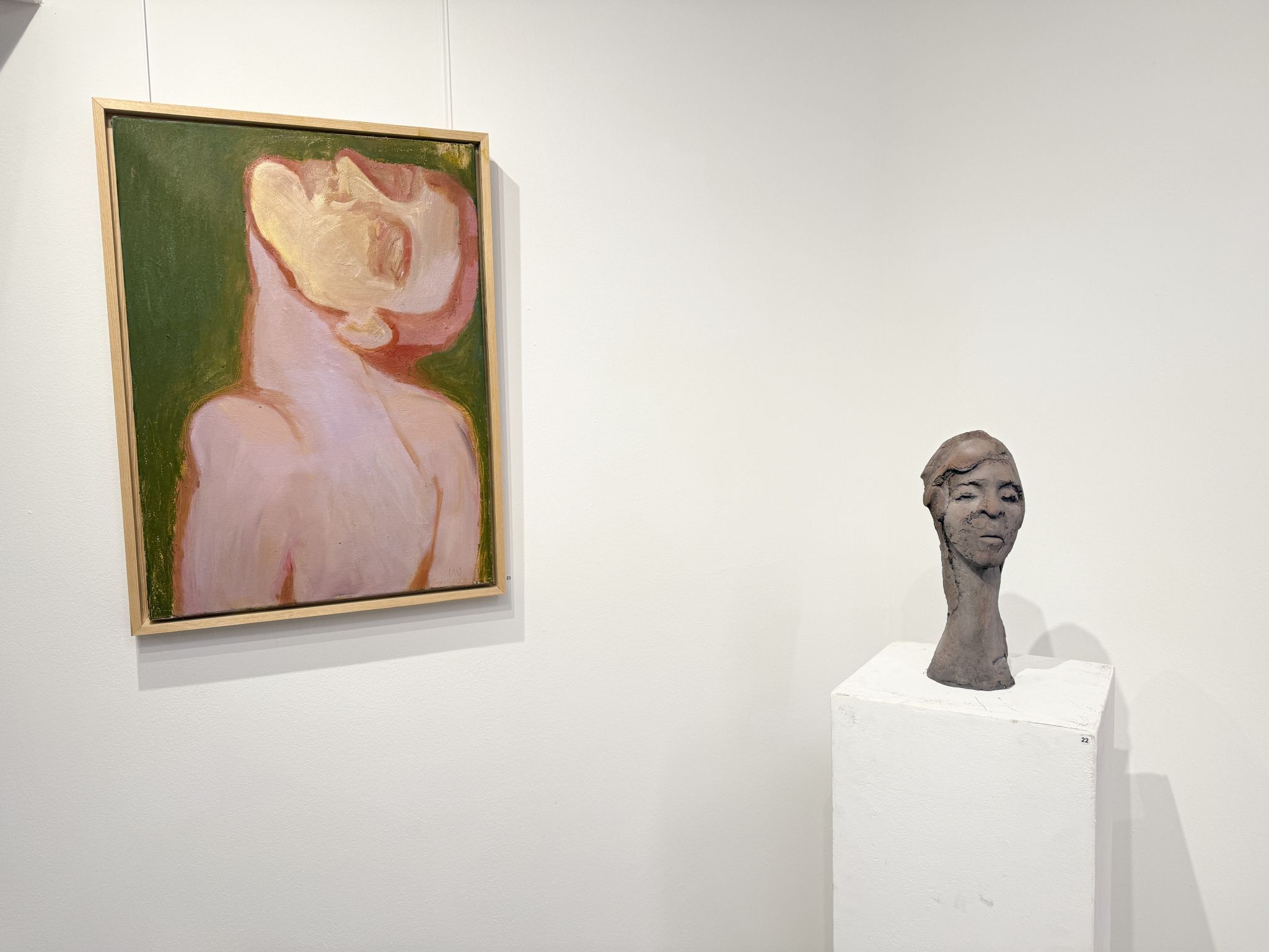 Die Werke von Malerin Mila Veljac’a Plaickner und Bildhauerin Andrea Maria Bauer harmonieren im Zusammenspiel