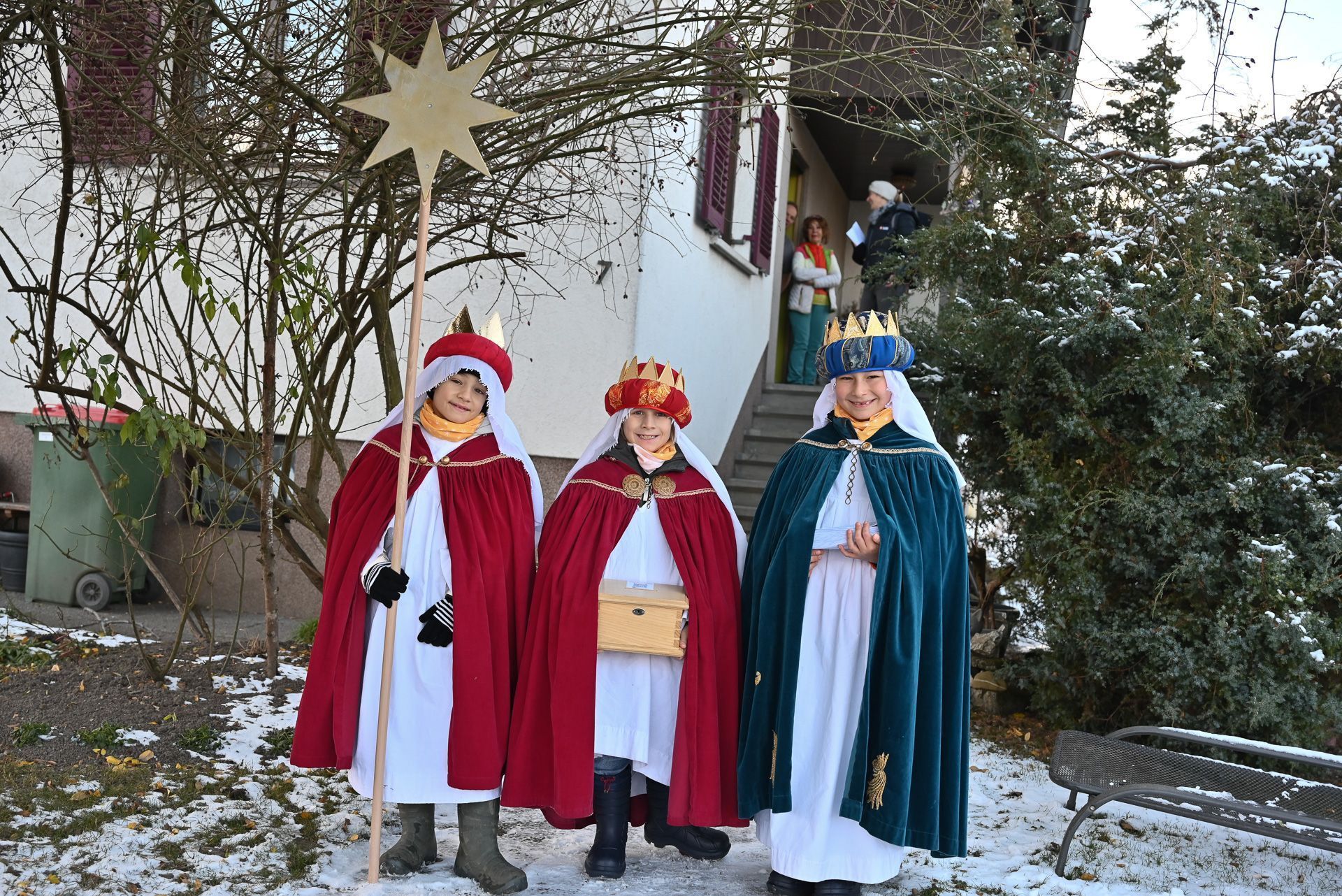 Warm eingepackt trotzten die Kinder den kalten Temperaturen und besuchten die Menschen in ihrem zu Hause.