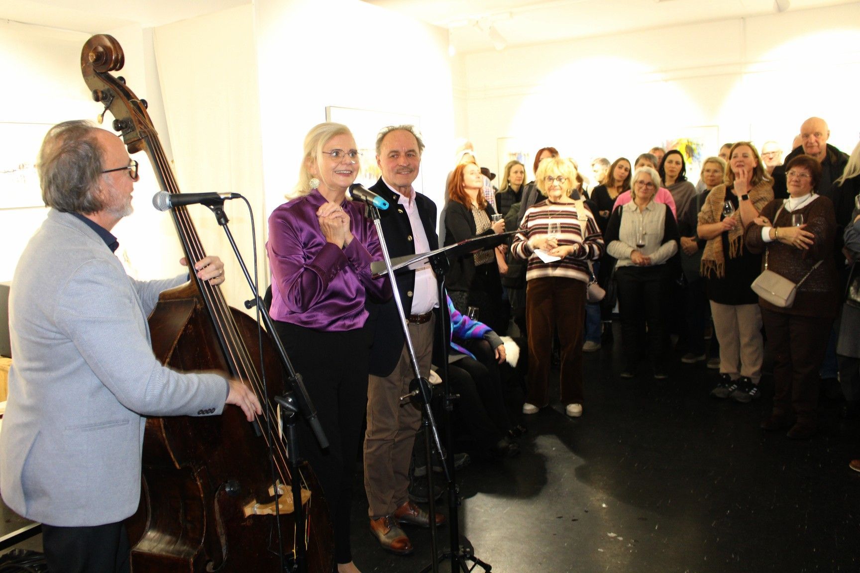 Mit einer „etwas anderen Rede“ eröffnete Prof. Renate Bauer die Ausstellung „Konturen des Lebens“. 