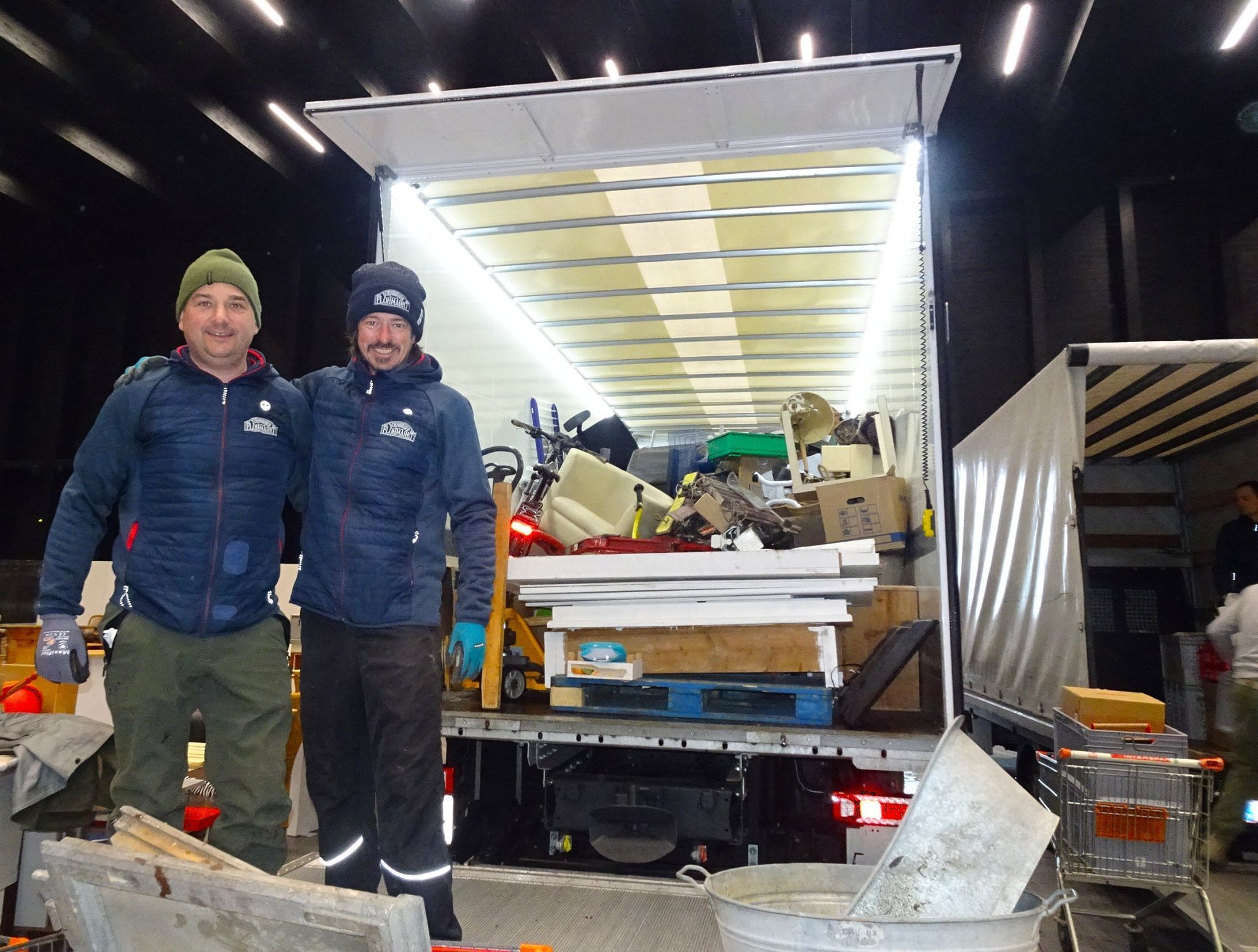 Christian und Florian halfen am Samstag bereits tatkräftig beim Ausladen der LKW´s.