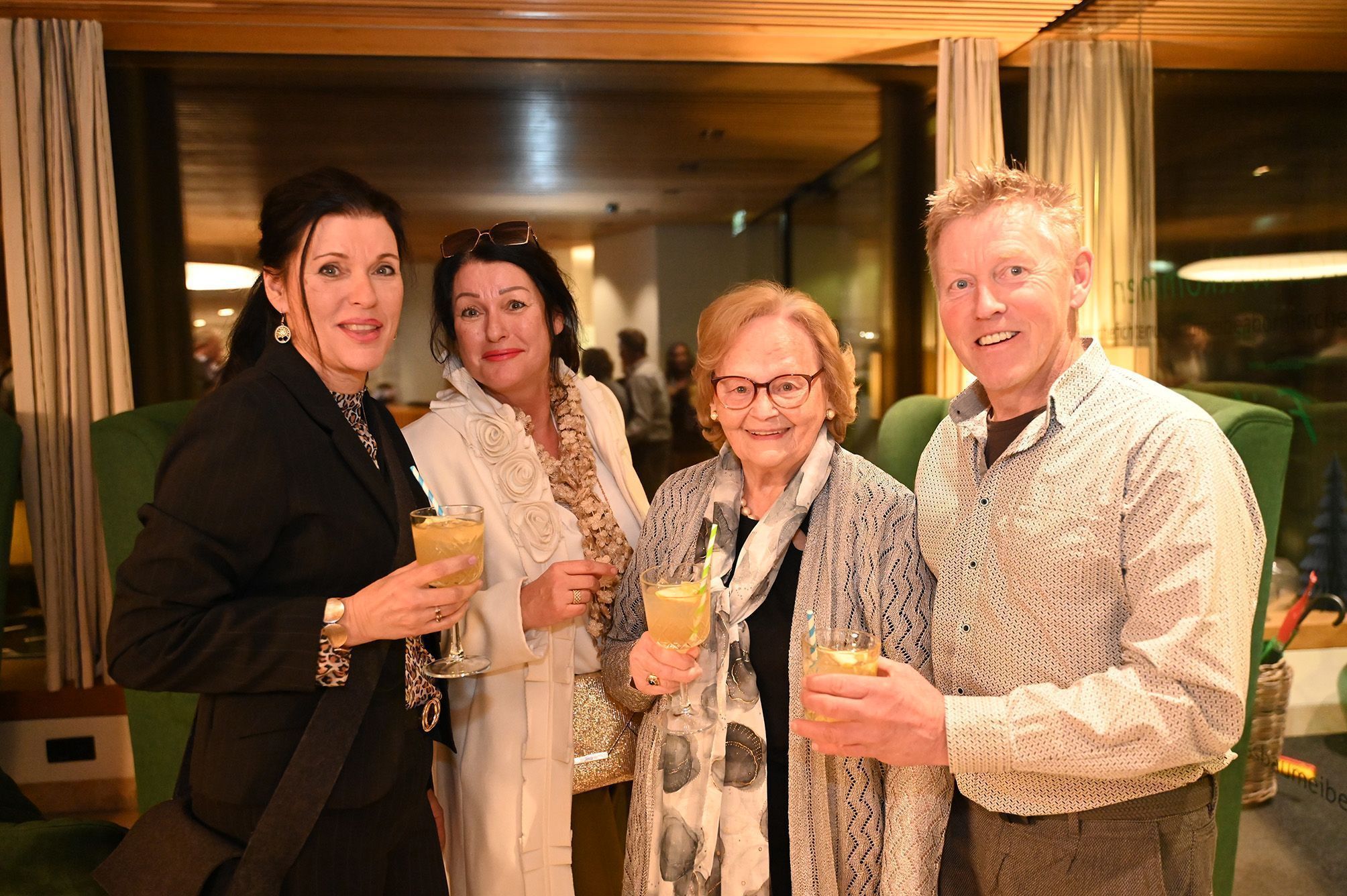Susanne Feuerstein, Elisabeth Oberhauser mit „Gota“ Resi Fritsch und Stefan Feyersinger.