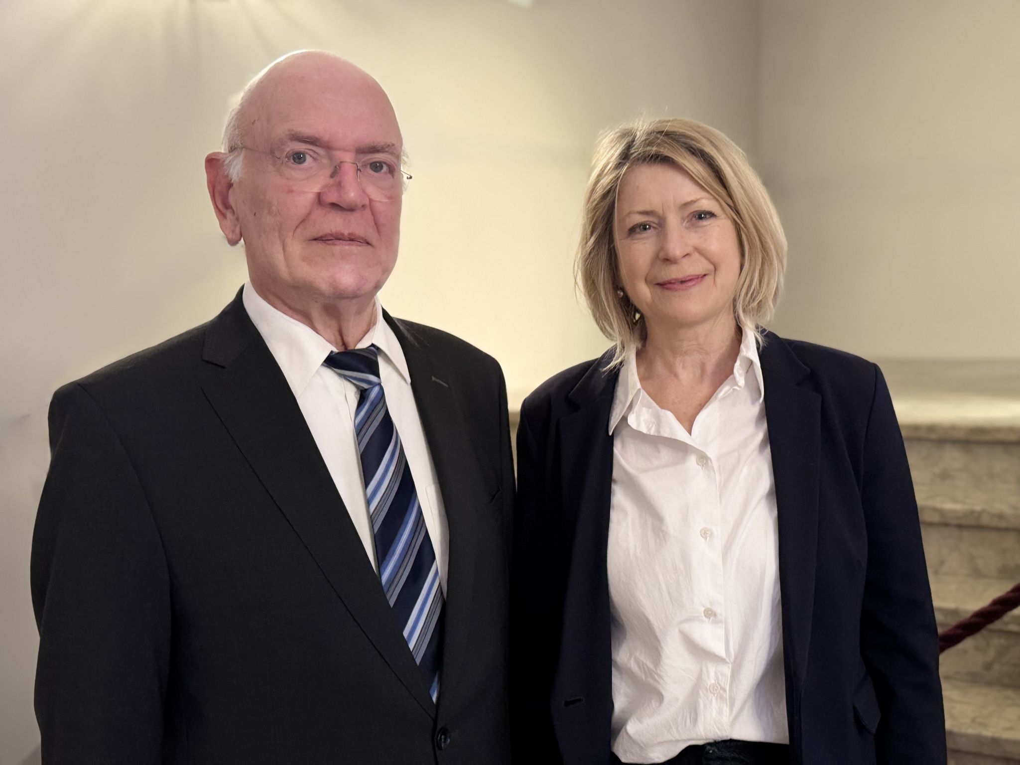 Pfarrer José Schwab und Heidi Achammer.