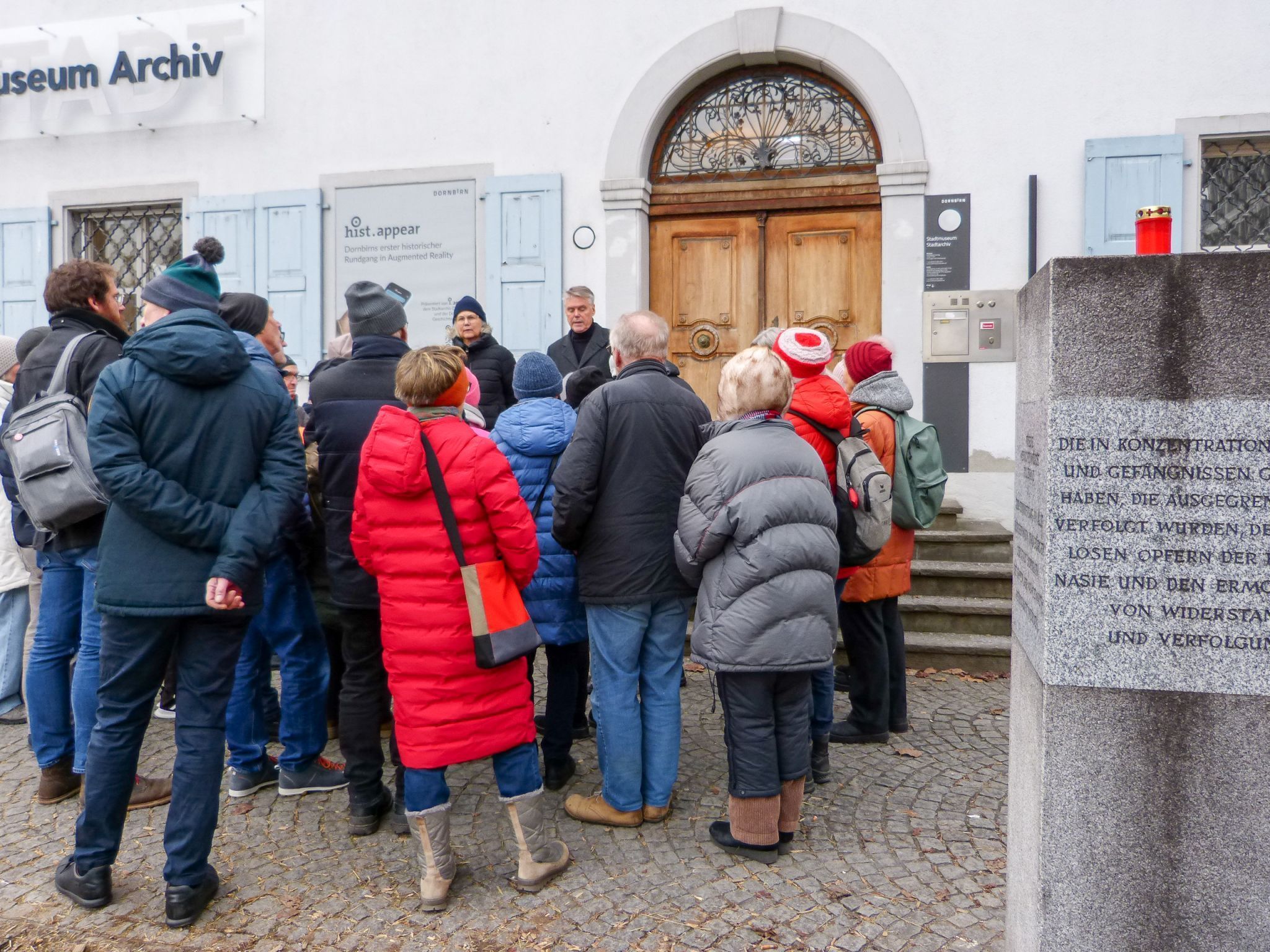 Die Besucher der Veranstaltung „Bestandsaufnahme Gedenkstein Dornbirn“ lauschen den Worten von Petra Zudrell (Museumsleiterin) und Werner Matt (Archivleiter)
