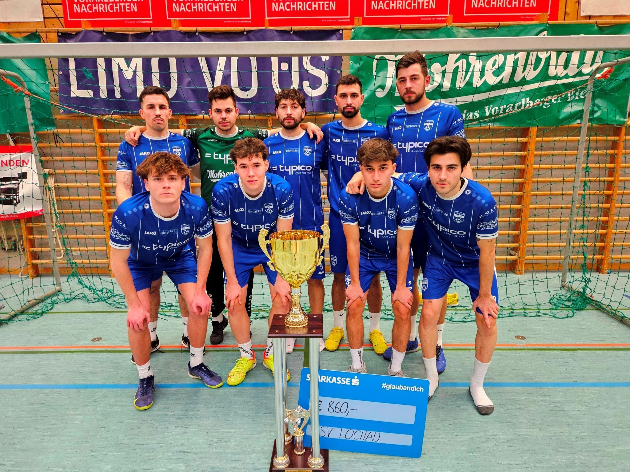 Das erfolgreiche Team des SV typico Lochau erkämpfte sich einen tollen 2. Platz beim Finale des 28. Vorarlberger-Sparkassen-Hallenmasters-Turnier 2026 in Wolfurt: Nicolas Messmer, David Eberle, Ismail Bozbiyk und Mete Dastan (vorne); Robin Lhotzky, Sandro Eichhübl, Melih Erdogan und Fabio Feldkircher (hinten). Es fehlt Gastspieler Matteo Ausserlechner.