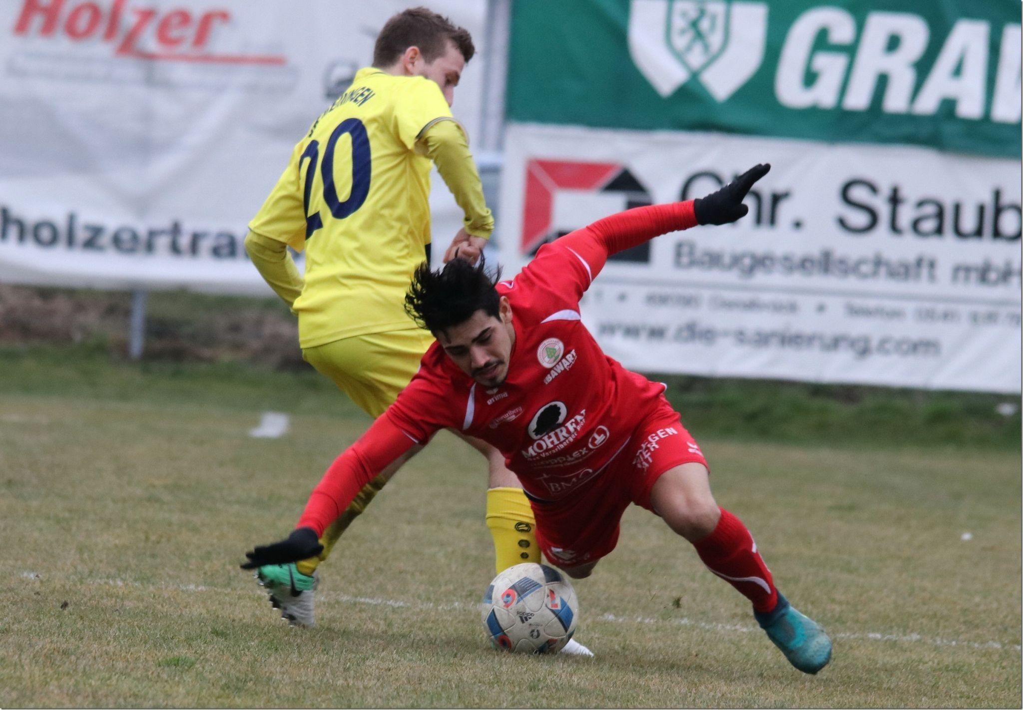 Oft wird Juninho nur duch Fouls vom Ball getrennt. 