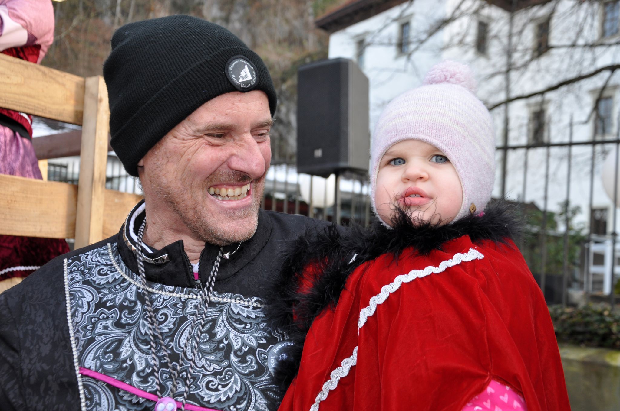Bei den Emser Palast-Tätschern ist der Nachwuchs gesichert: Obmann Martin Hämmerle mit seiner Enkelin.