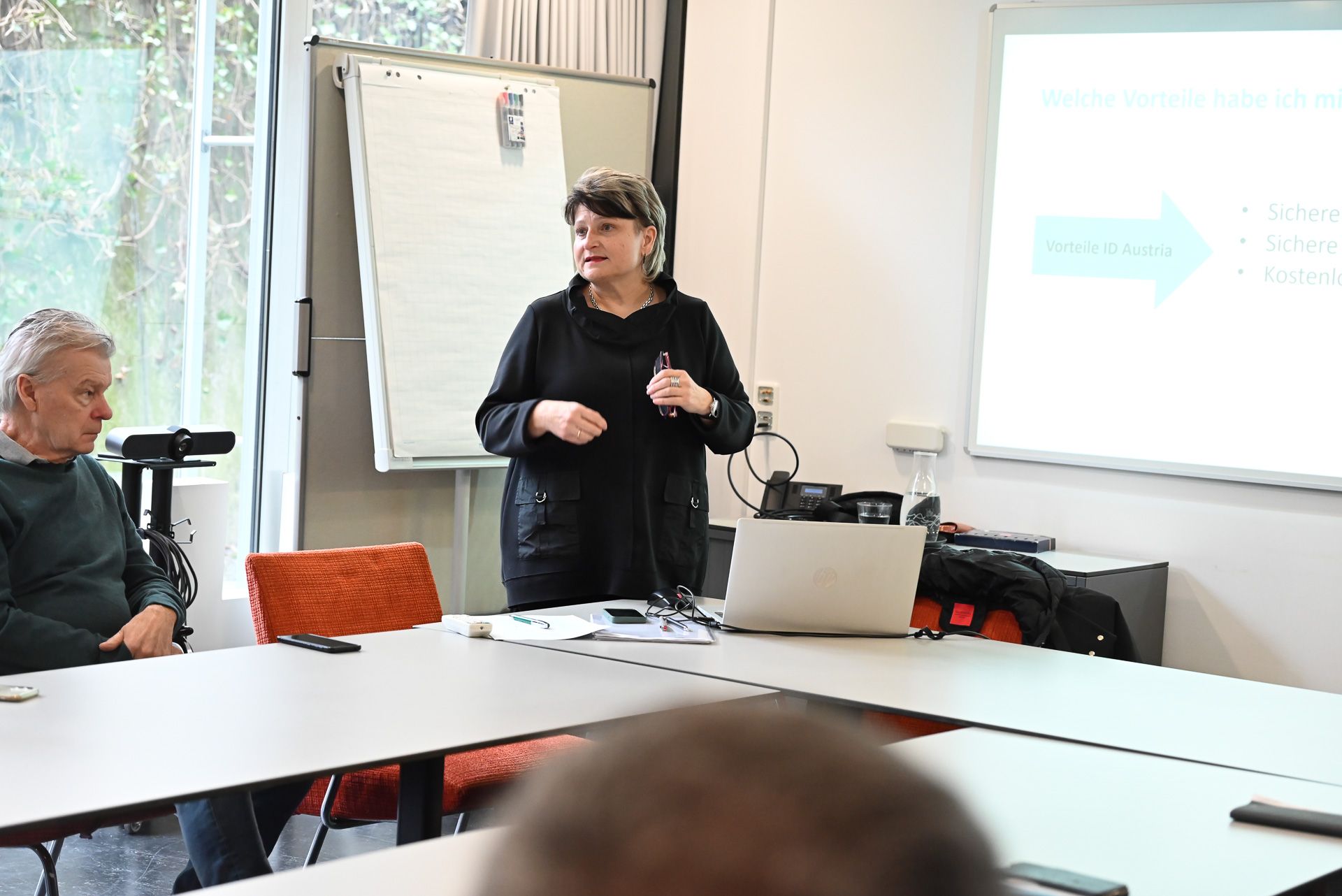 Referentin Ester Baldauf-Brunner erklärte, welche Vorteile die digitalen Amtswege haben.