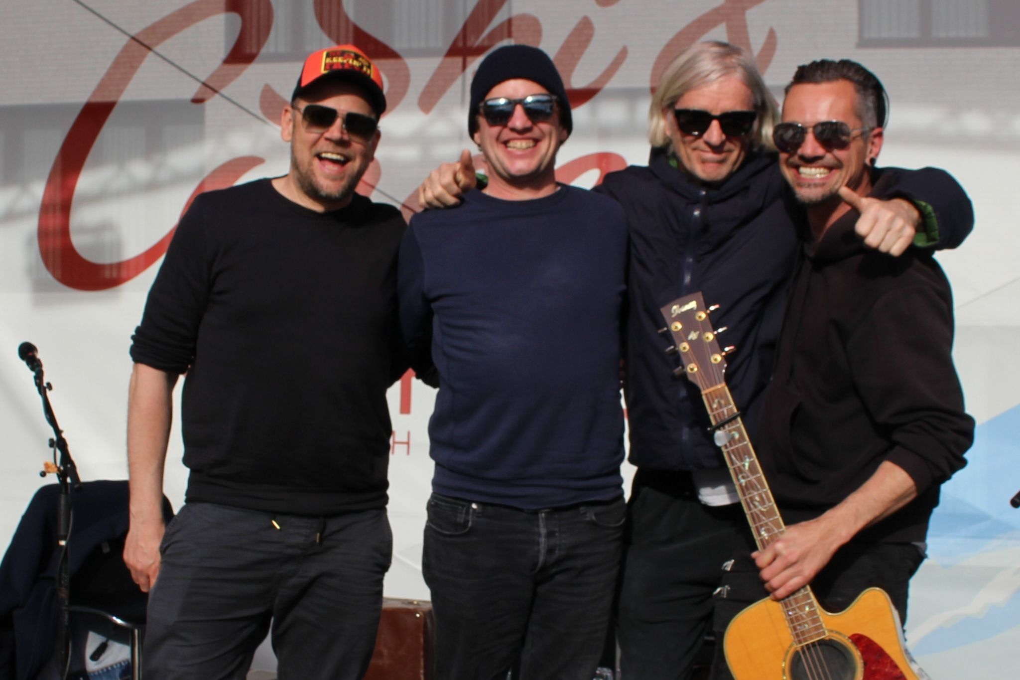 Zweiter Vorarlberg-Beitrag: Eule Gernot Beck (l.) und Falke Falco Luneau (r.) im Bild mit Event-Manager Wolfi Preuß und Philipp Lingg beim Ski&Concert-Auftritt 2025 in Warth.