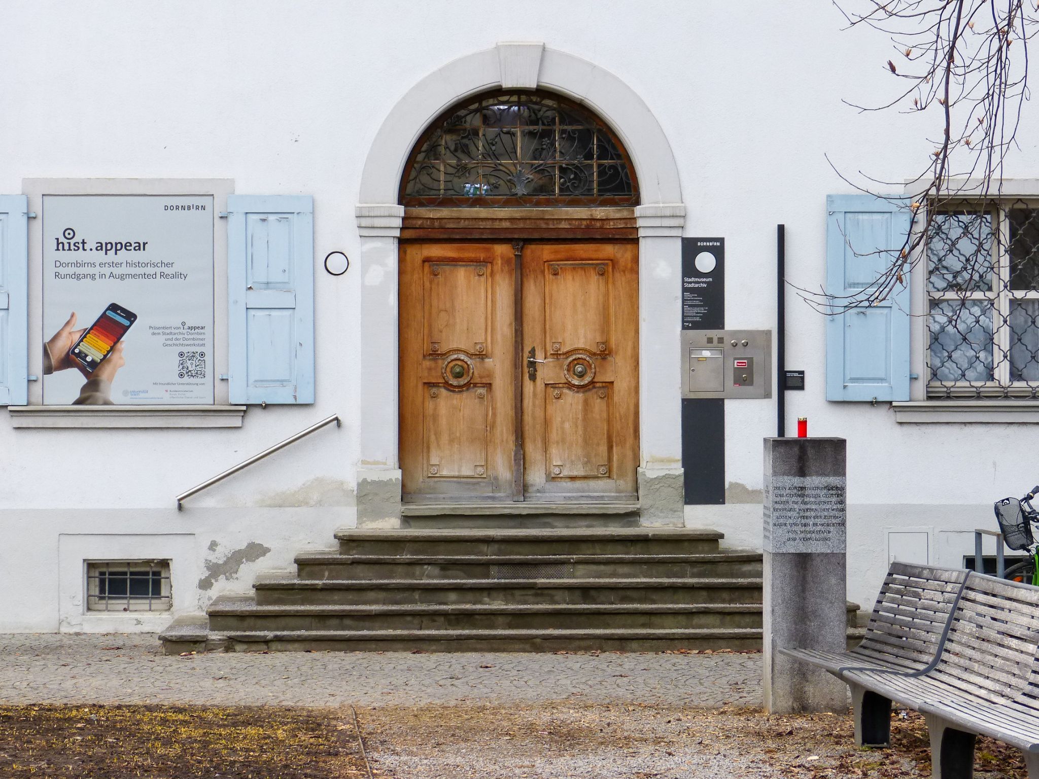 Unauffällig steht der Dornbirner Gedenkstein neben den Parkbänken vor dem Hintereingang des Museums