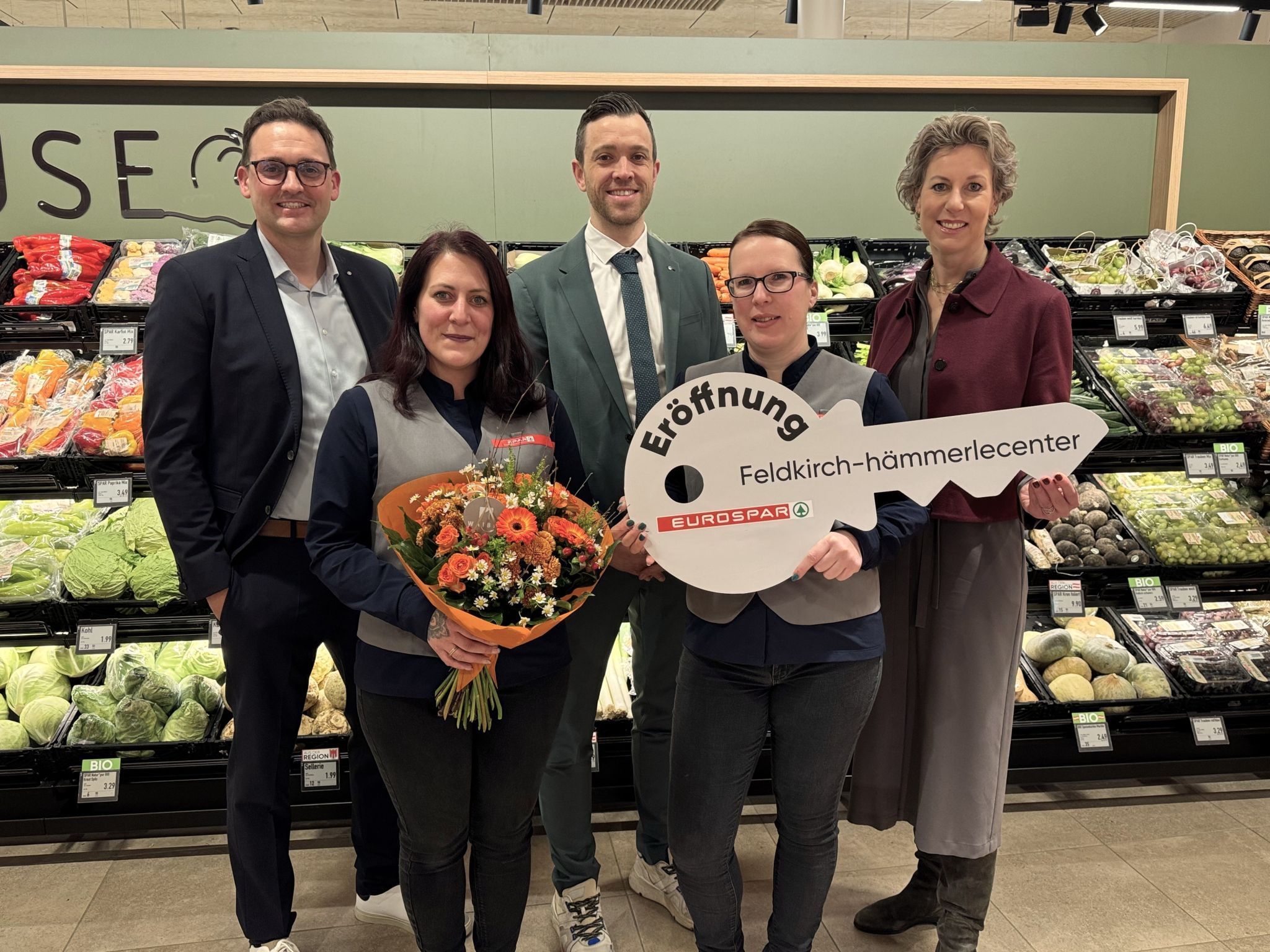Spar Vorarlberg Geschäftsführerin Carina Pollhammer (re.) und Marktleiterin Nadine Grundböck mit Filialgebietsleiter Daniel Göttfried, Thomas Gapp (Filialorganisation) und Marktleiter-Stellvertreterin Barbara Eisenbeutl bei der Eröffnungsfeier. 