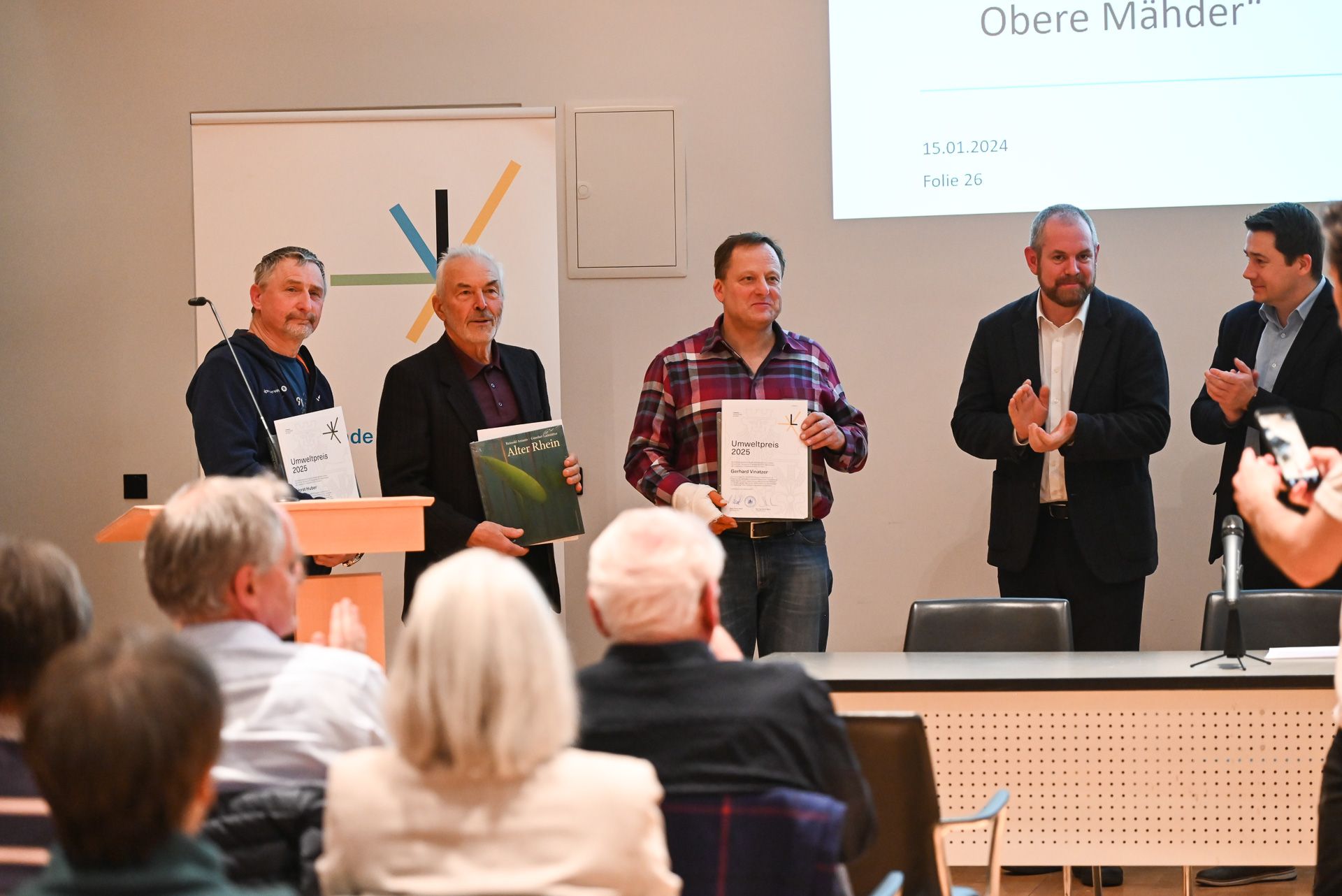 Die drei Preisträger wurden mit großem Applaus für ihren unermüdlichen Einsatz geehrt. 