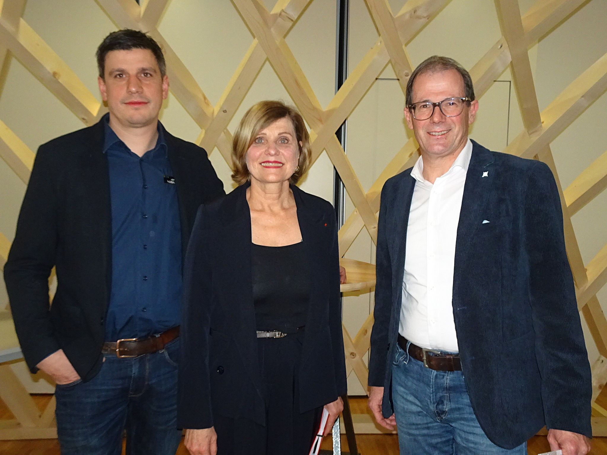 Manuel Feuerstein (Innungsmeister der Zimmerer), LR Barbara Schöbi-Fink und LBS1-Direktor Herbert Wehinger zeigten sich beeindruckt von den Abschlussprojekten. 