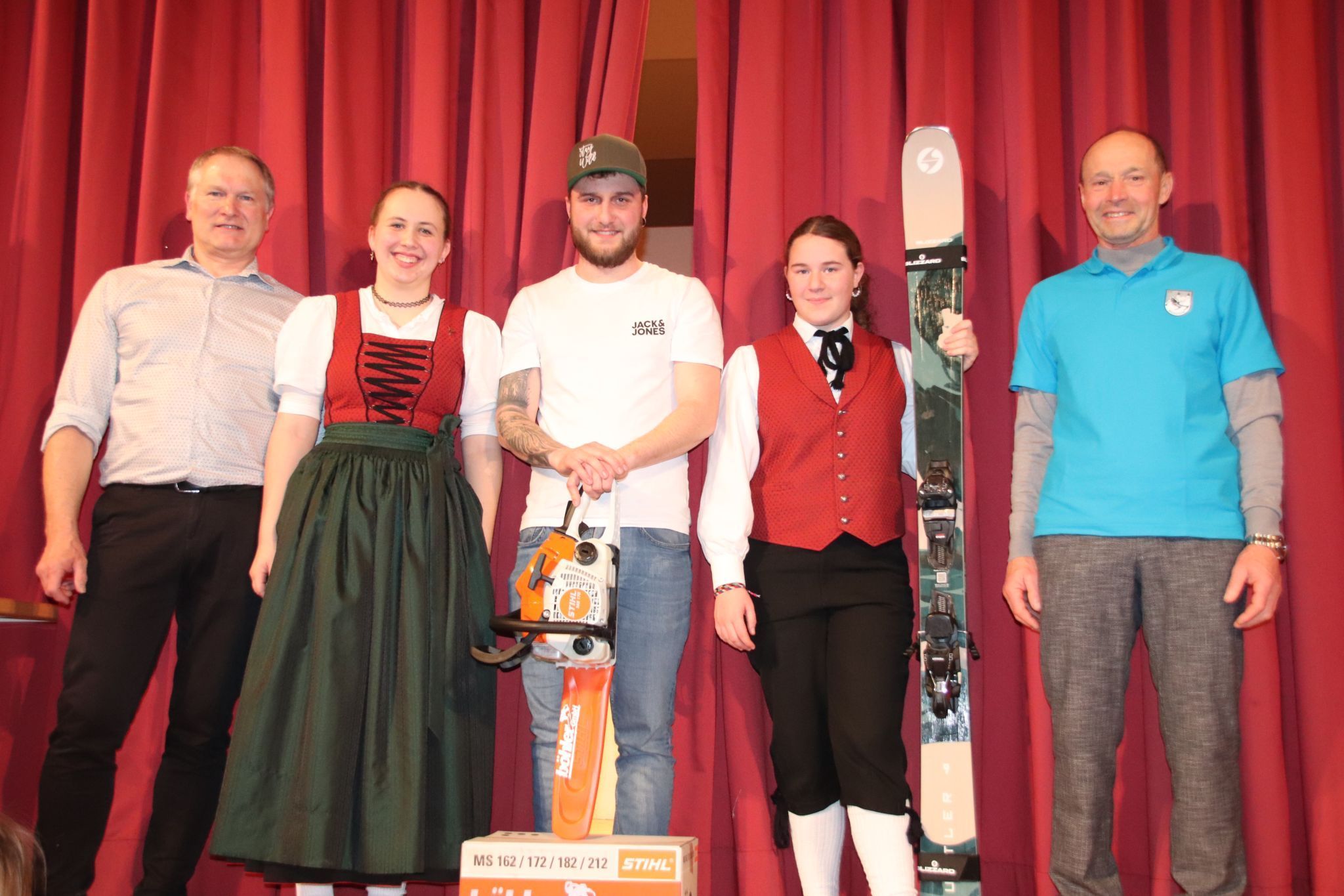 Obmann Elfried Winder, Glücksfee Rosa Böhler, Jakob Greber, Paula Böhler und Sportwart Wolfgang Greif bei der Gewinnübergabe. (Foto: NAM)