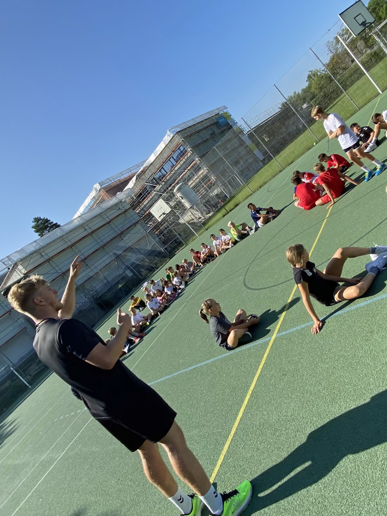 Nachwuchsarbeit mit Leidenschaft: Beim Handball-Sommercamp der TS Dornbirn gibt Vinzenz Spiegel seine Begeisterung an Kinder und Jugendliche weiter.