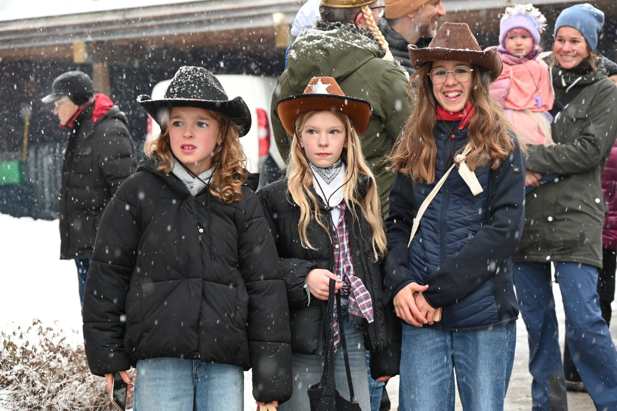 Mäschgerle am Straßenrand verfolgten den Umzug.