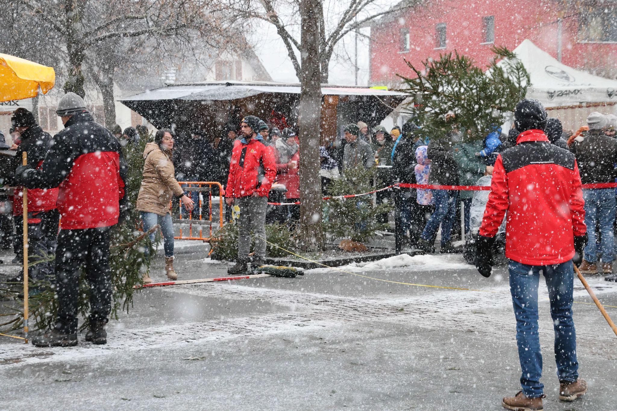 Auch starker Schneefall bremste die Teilnehmer:innen nicht.