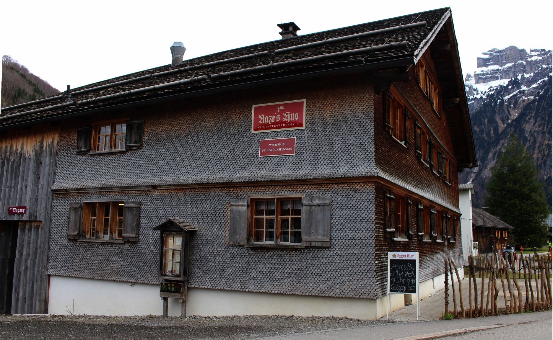 Nazes Hus – wahrscheinlich Mellaus ältestes Haus – wurde von Albert Hager behutsam renoviert und beherbergt heute eine Pension mit 12 Gästebetten, ein originelles Gastlokal und neuerdings im alten Stall eine Location, in der Albert mit Kollegen jeden Samstag, ab 17.30 Uhr, zum Après-Ski aufspielt.