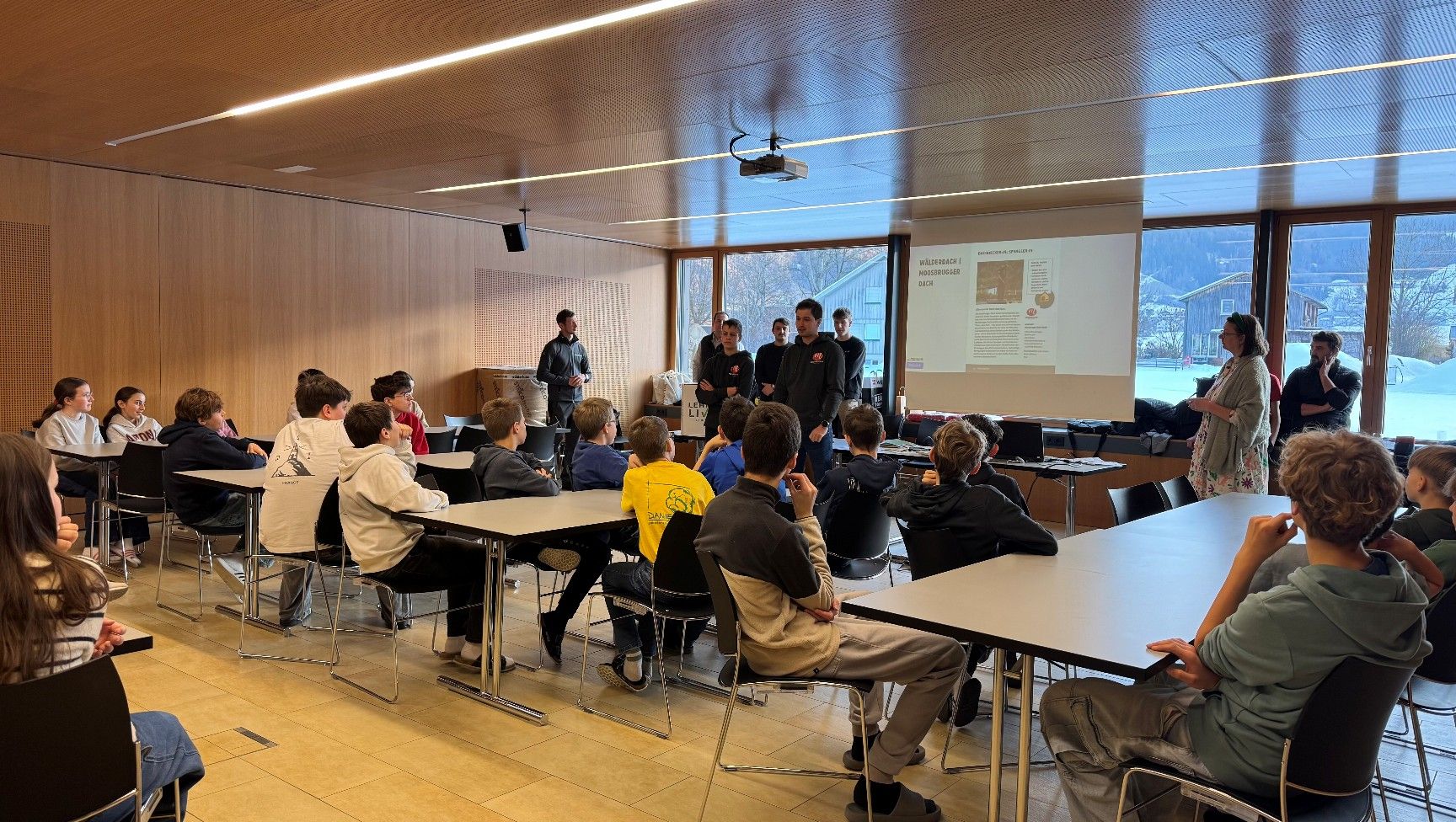 Präsentationen in Schulen sollen den Jugendlichen frühzeitig aufzeigen, was sie bei „Lehre live 2027“ erwartet.   