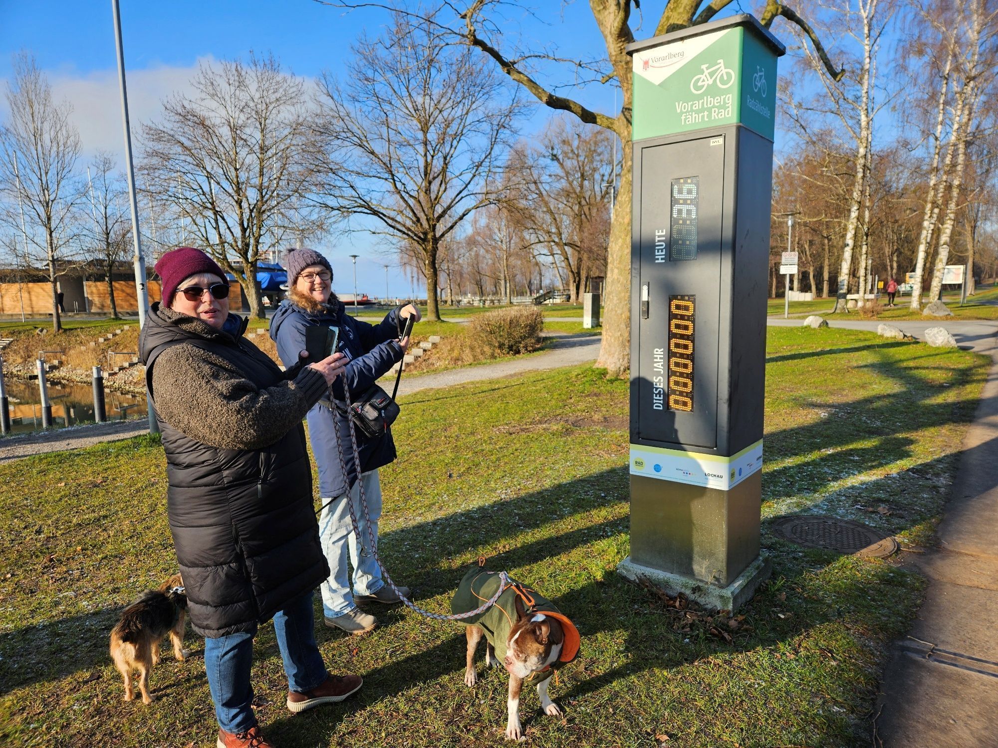 Die Millionenmarke an der Fahrrad-Zählstelle am Lochauer Hafen war natürlich auch ein beliebtes Fotomotiv.